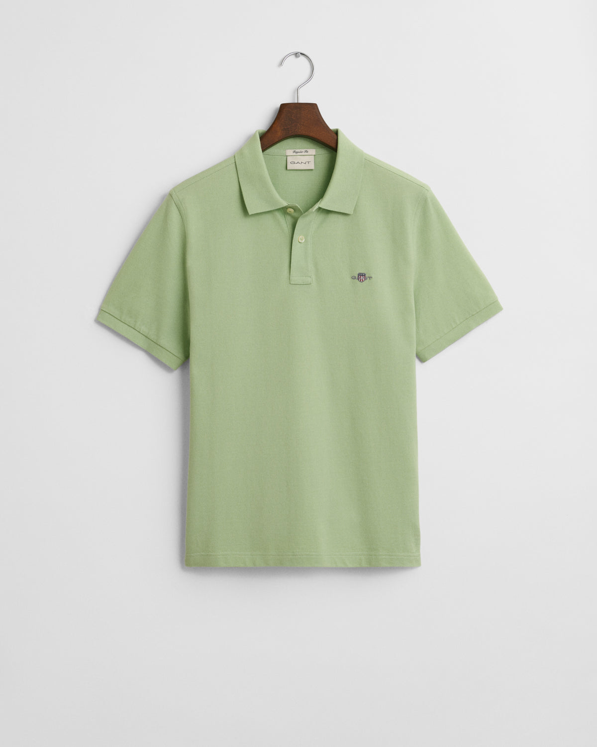 APPLE GREEN, REG SHIELD SS PIQUE POLO, FLAT-LAY BY GANT AU.