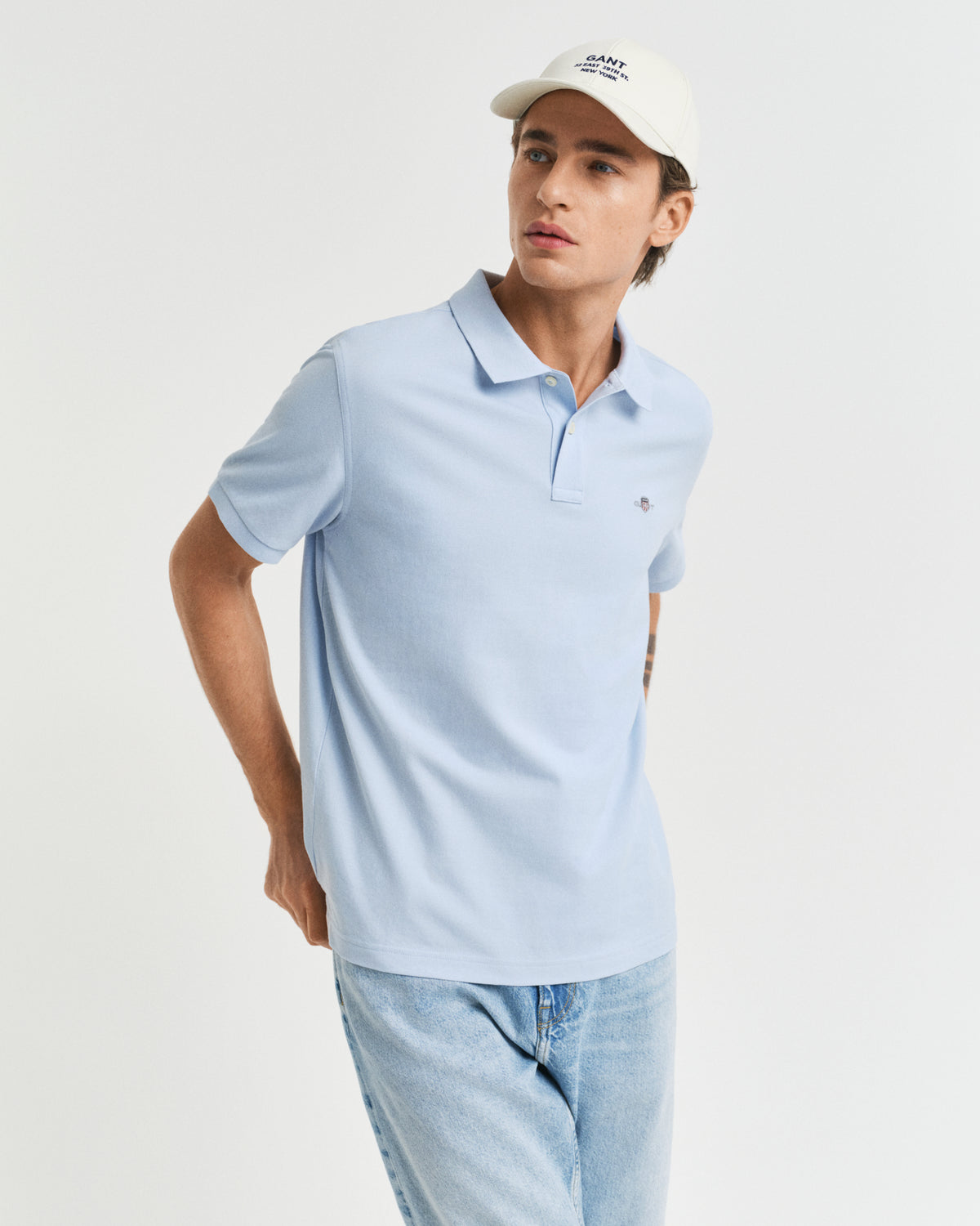 FRESH BLUE, REG SHIELD SS PIQUE POLO, FRONT-VIEW BY GANT AU.