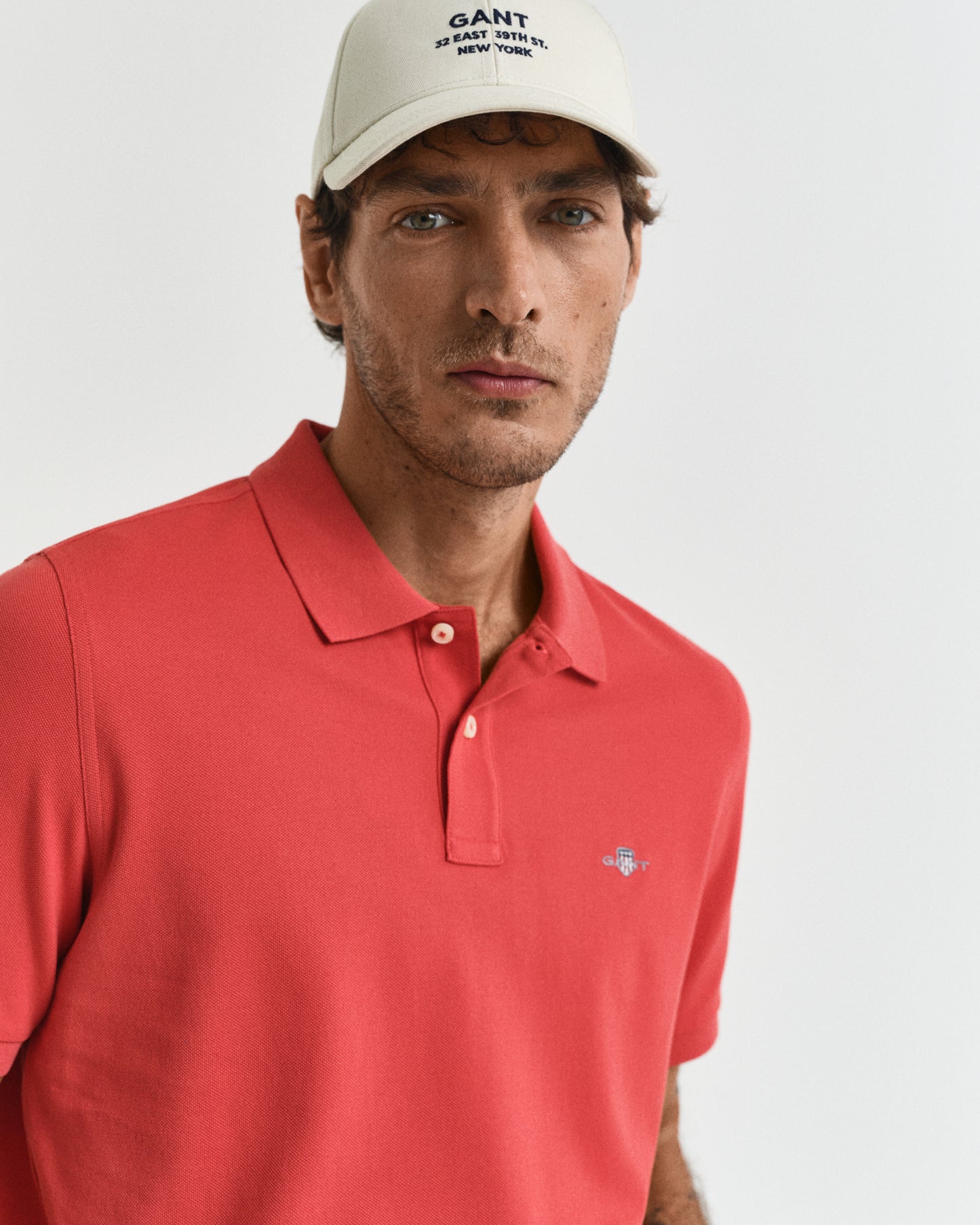BRICK RED, REG SHIELD SS PIQUE POLO, CLOSE-UP BY GANT AU.
