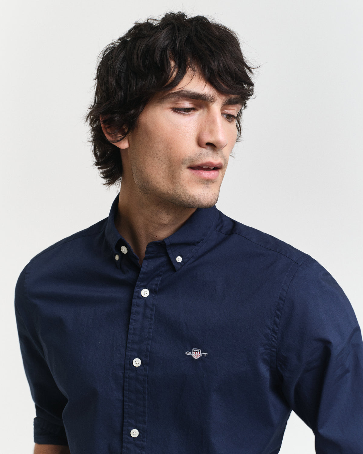 MODEL WEARING SLIM CLASSIC POPLIN SHIRT