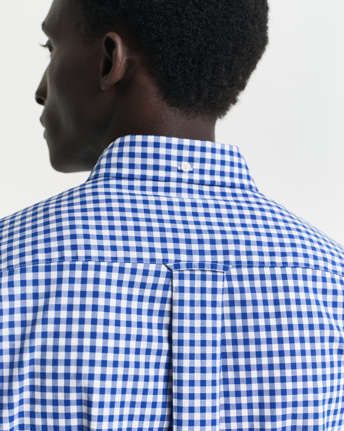 MODEL WEARING REG CLASSIC POPLIN GINGHAM SHIRT