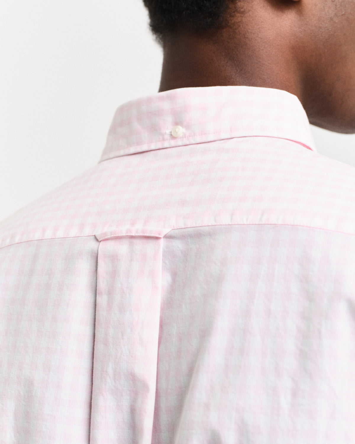 MODEL WEARING REG CLASSIC POPLIN GINGHAM SHIRT