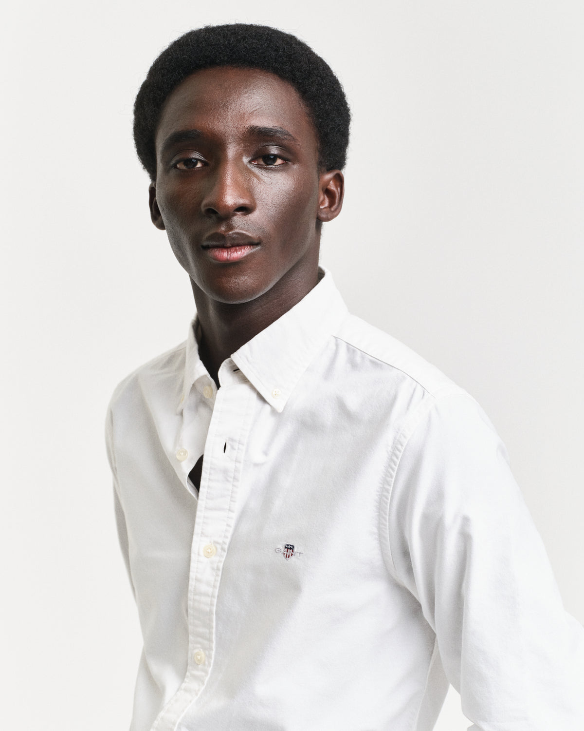 MODEL WEARING SLIM CLASSIC OXFORD SHIRT