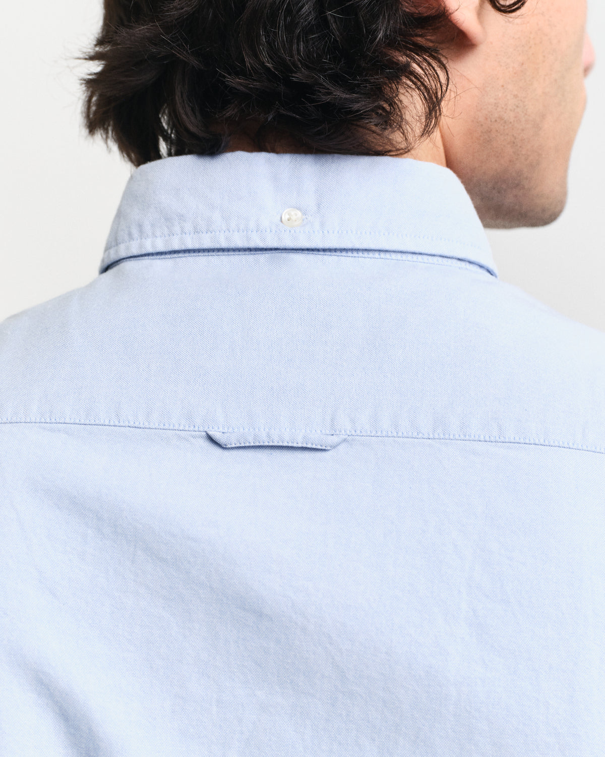 LIGHT BLUE, SLIM CLASSIC OXFORD SHIRT, CLOSE-UP BY GANT AU.