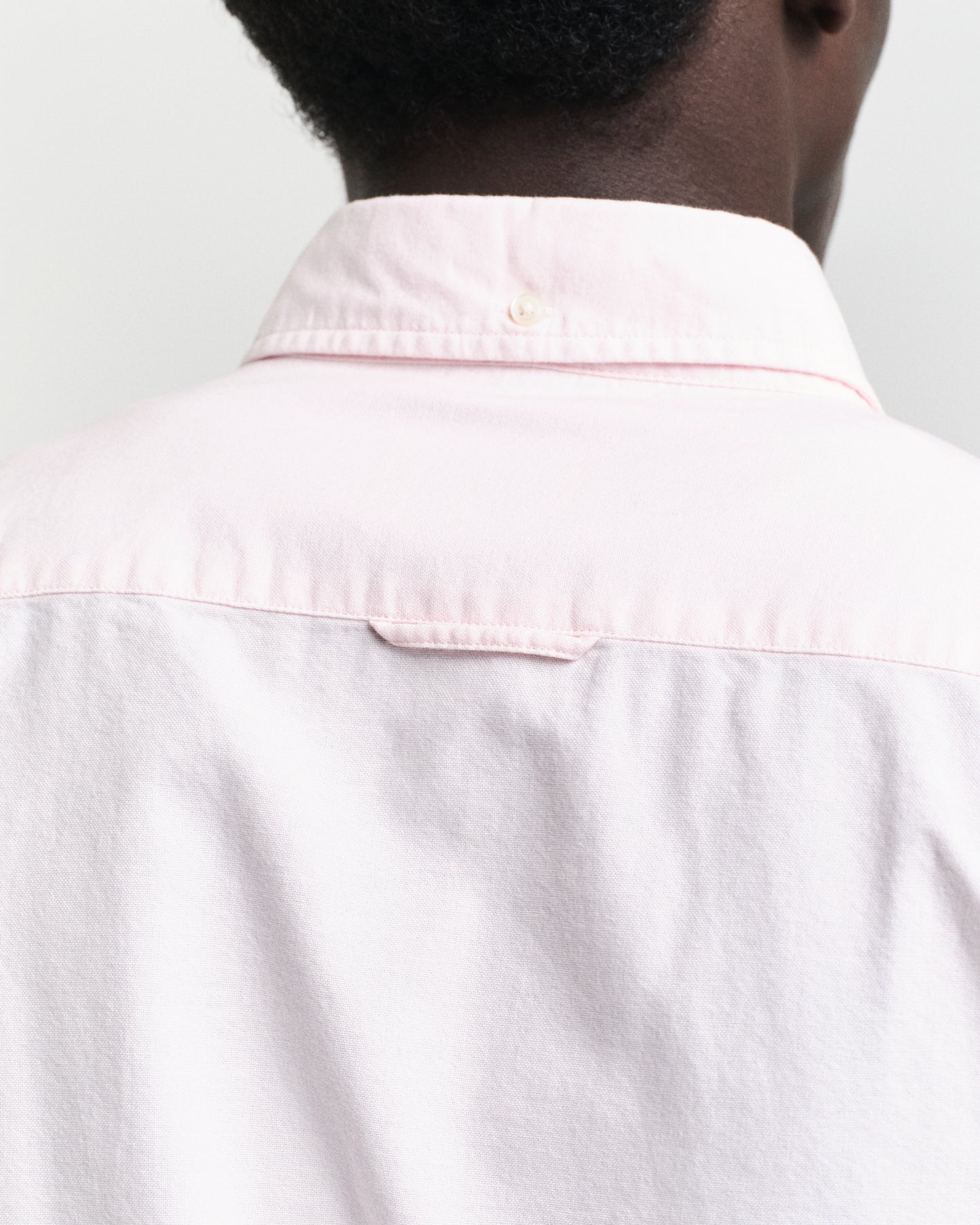 LIGHT PINK, SLIM CLASSIC OXFORD SHIRT, CLOSE-UP BY GANT AU.