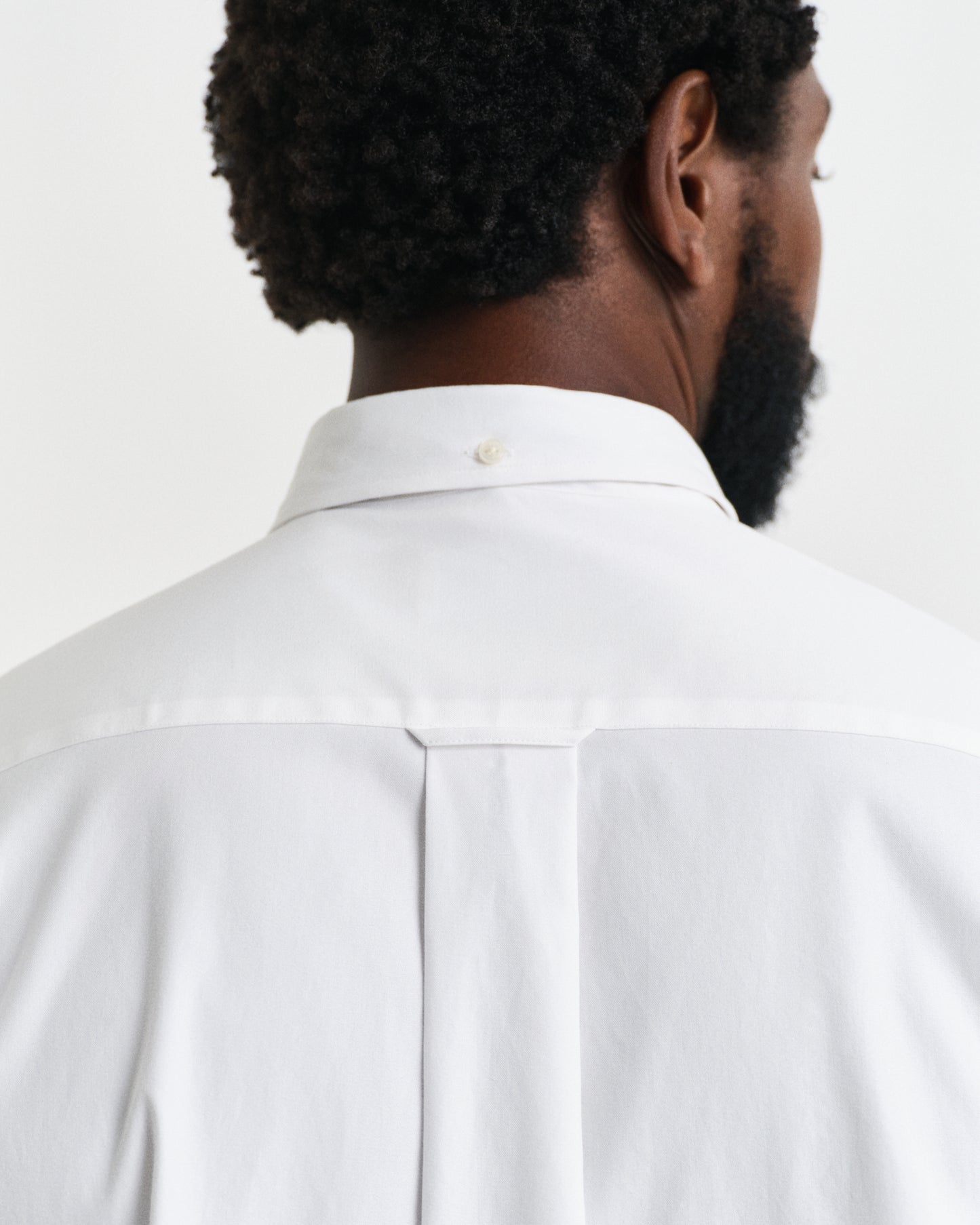 WHITE, REG PINPOINT OXFORD SHIRT, CLOSE-UP BY GANT AU.