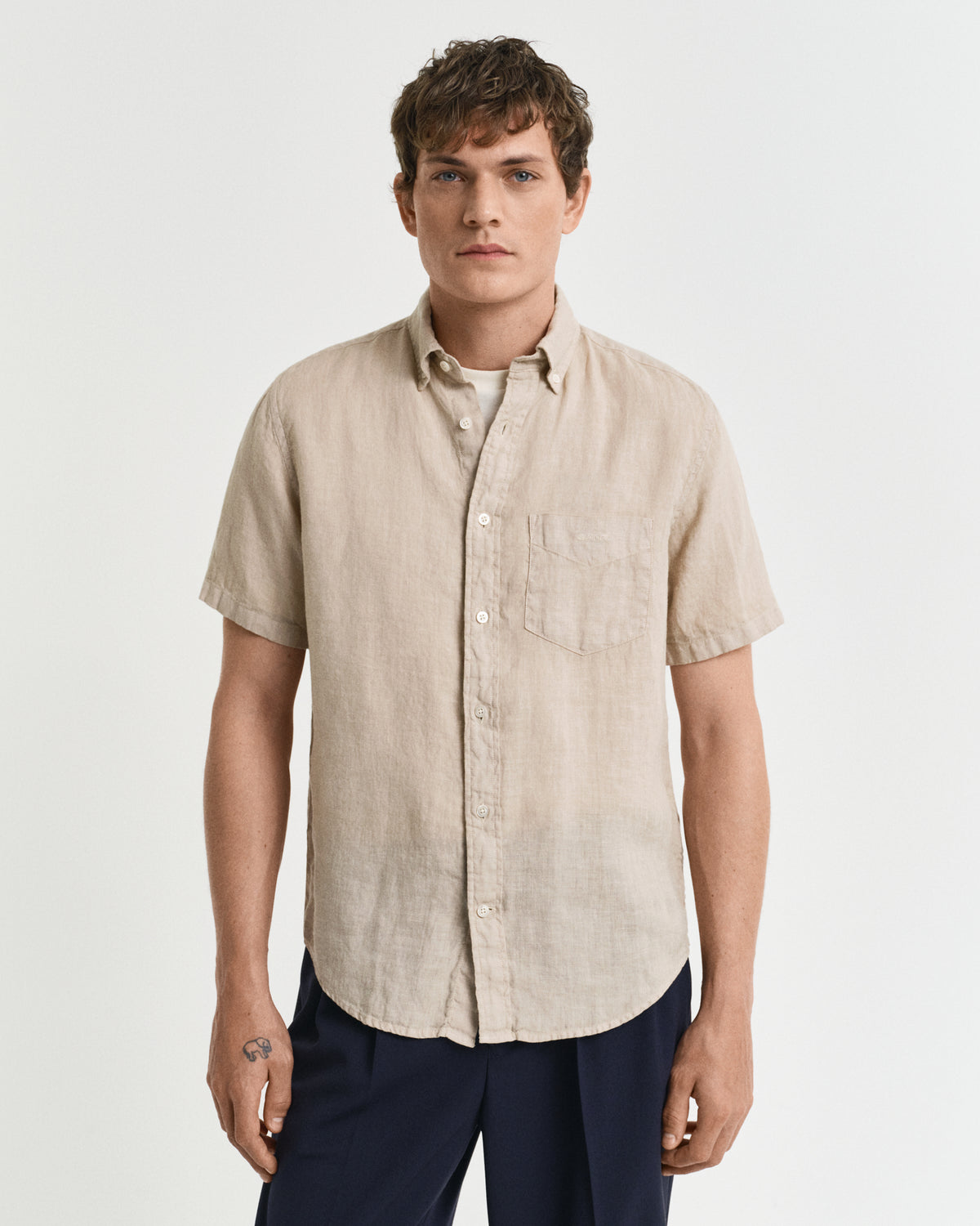 MODEL WEARING REG GMNT DYED LINEN SS SHIRT