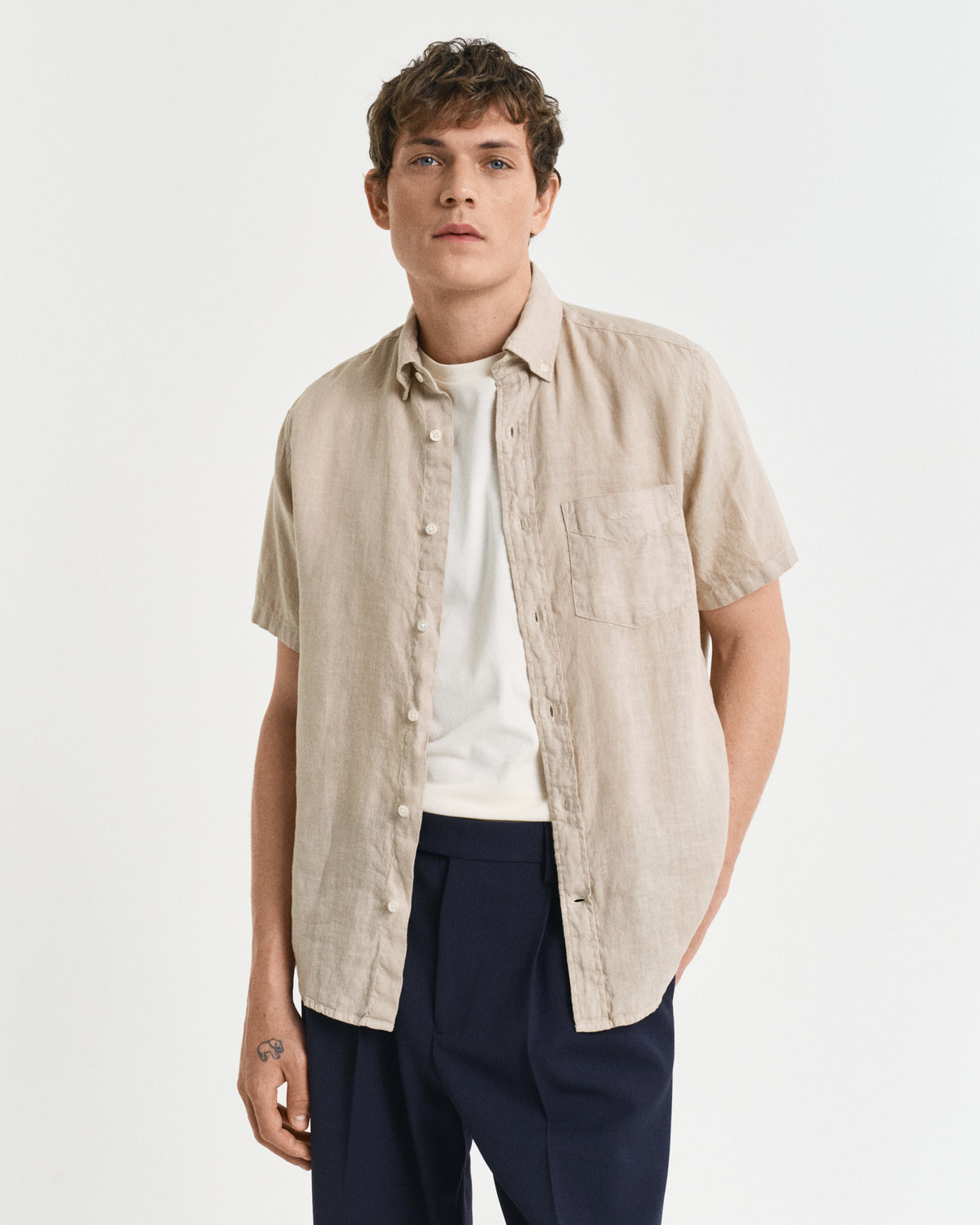 DRY SAND, REG GMNT DYED LINEN SS SHIRT, FRONT-VIEW BY GANT AU.