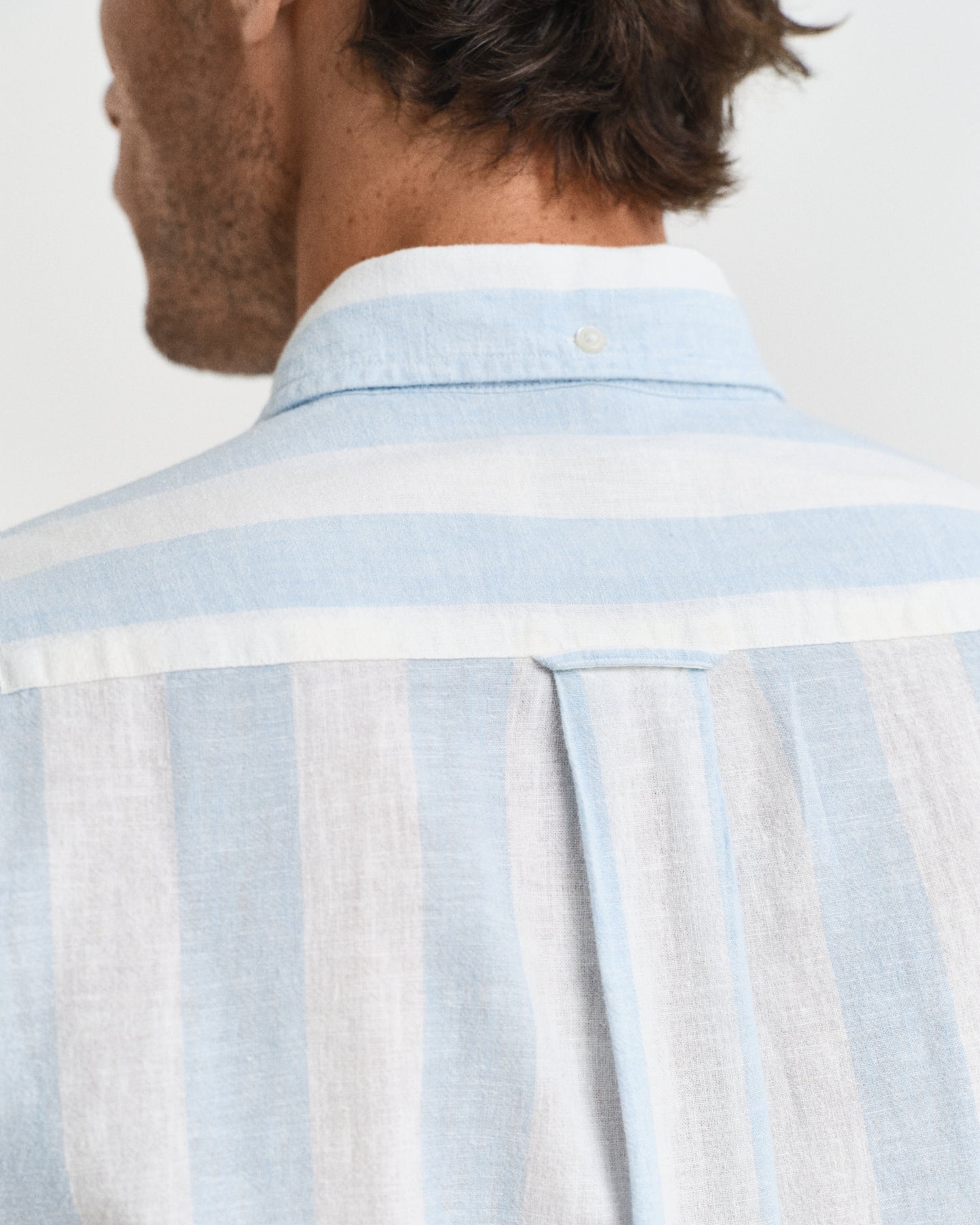 FRESH BLUE, REG COTTON LINEN STRIPE SS SHIRT, CLOSE-UP BY GANT AU.