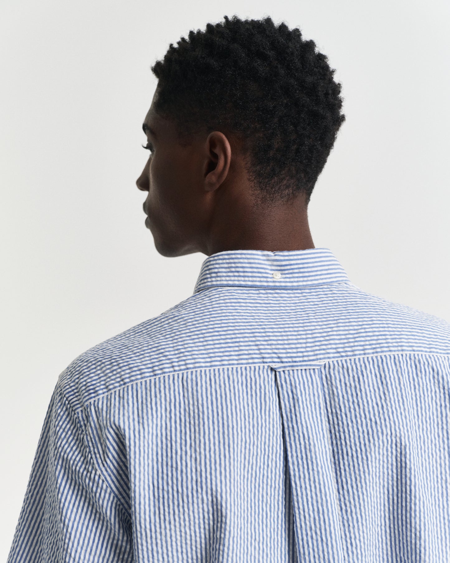 RICH BLUE, REG SEERSUCKER STRIPE SS SHIRT, CLOSE-UP BY GANT AU.