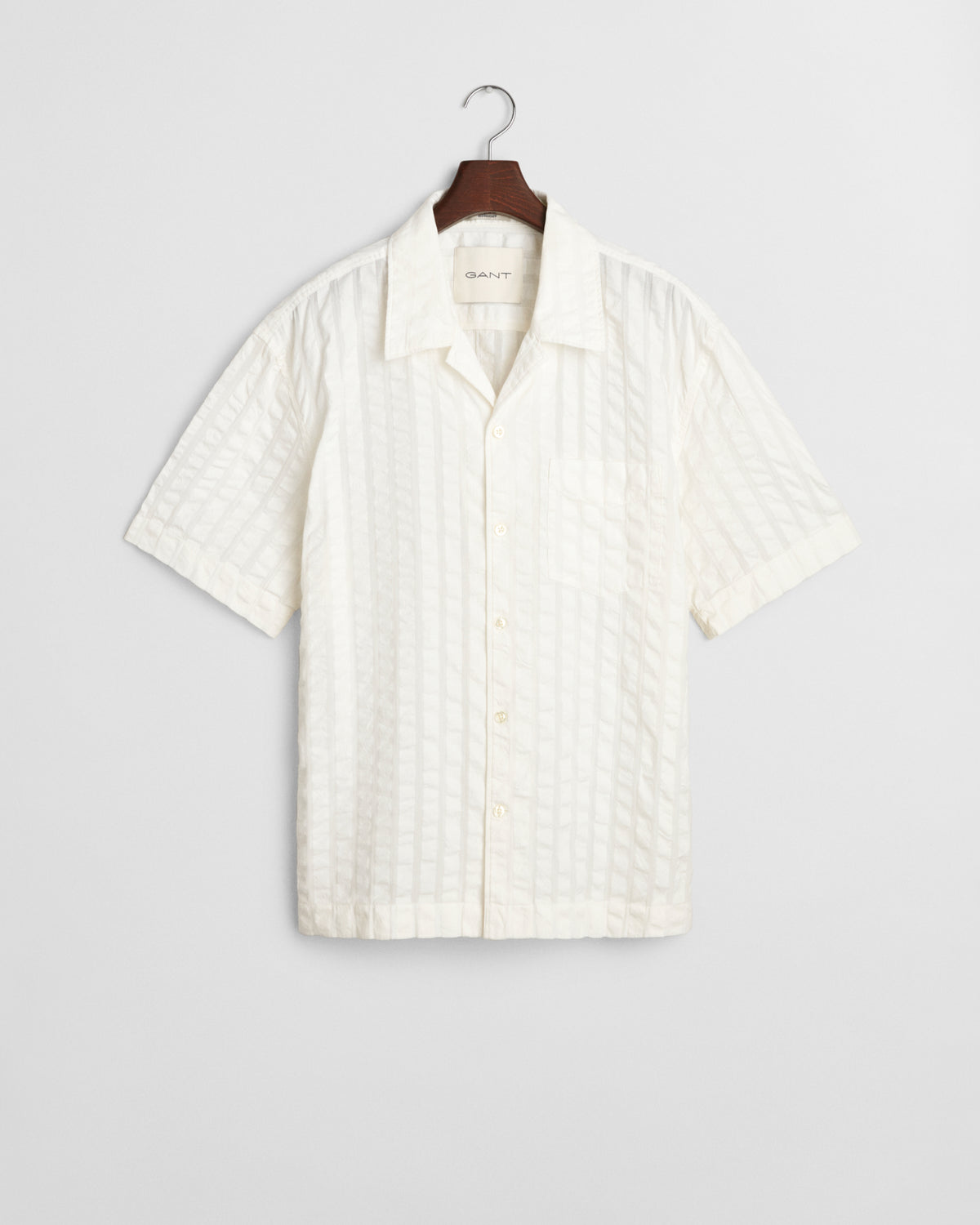 EGGSHELL, REL SEERSUCKER RESORT SHIRT, FLAT-LAY BY GANT AU.