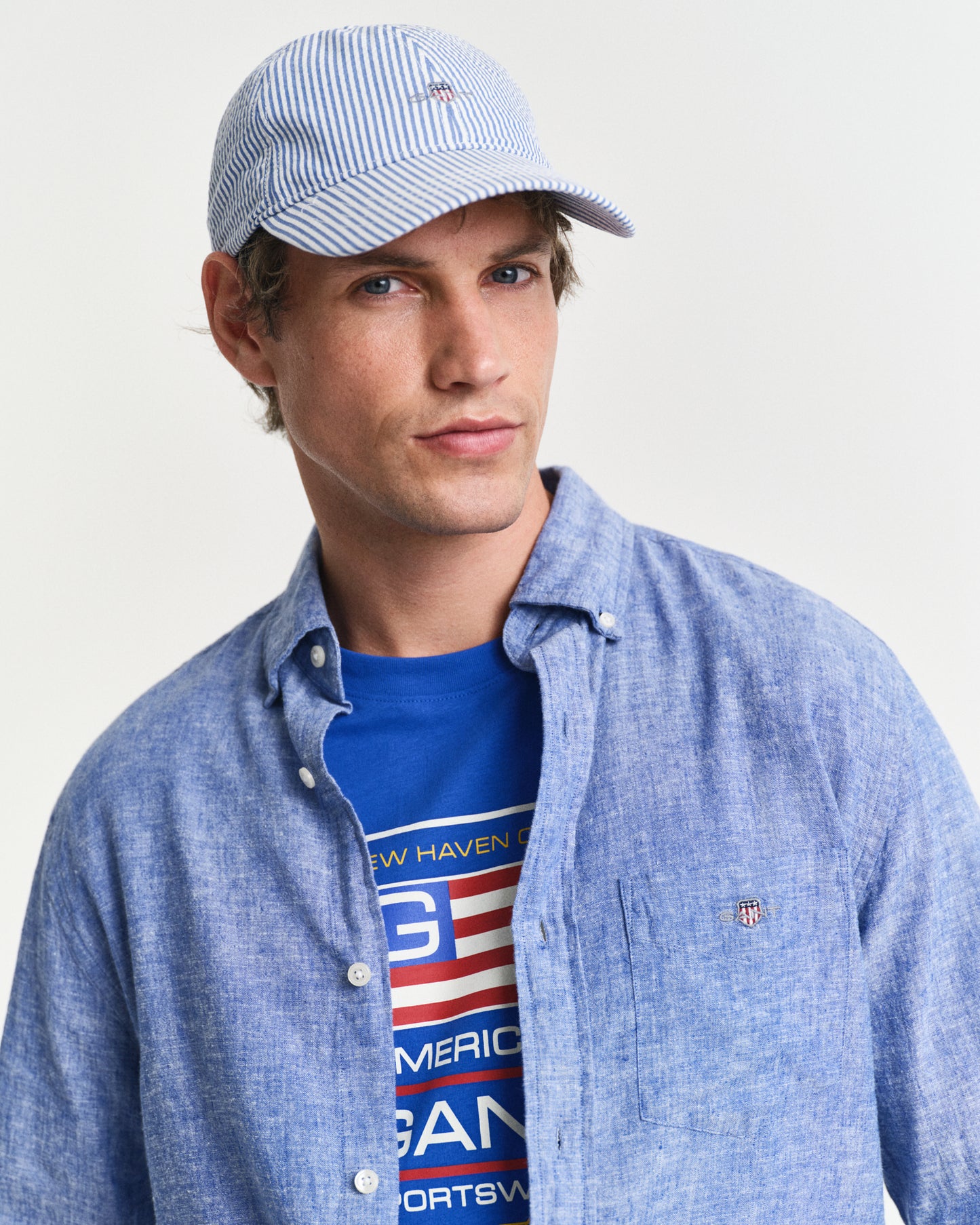 RICH BLUE, REG COTTON LINEN SHIRT, CLOSE-UP BY GANT AU.