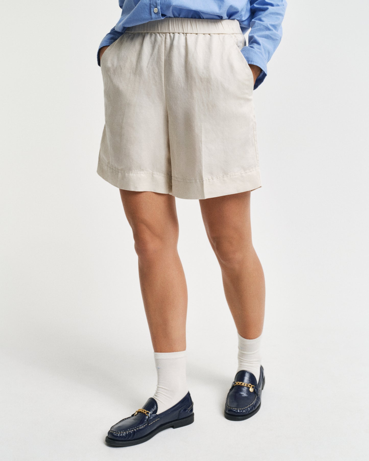 PUTTY, REL LINEN BLEND PULL ON SHORTS, CLOSE-UP BY GANT AU.