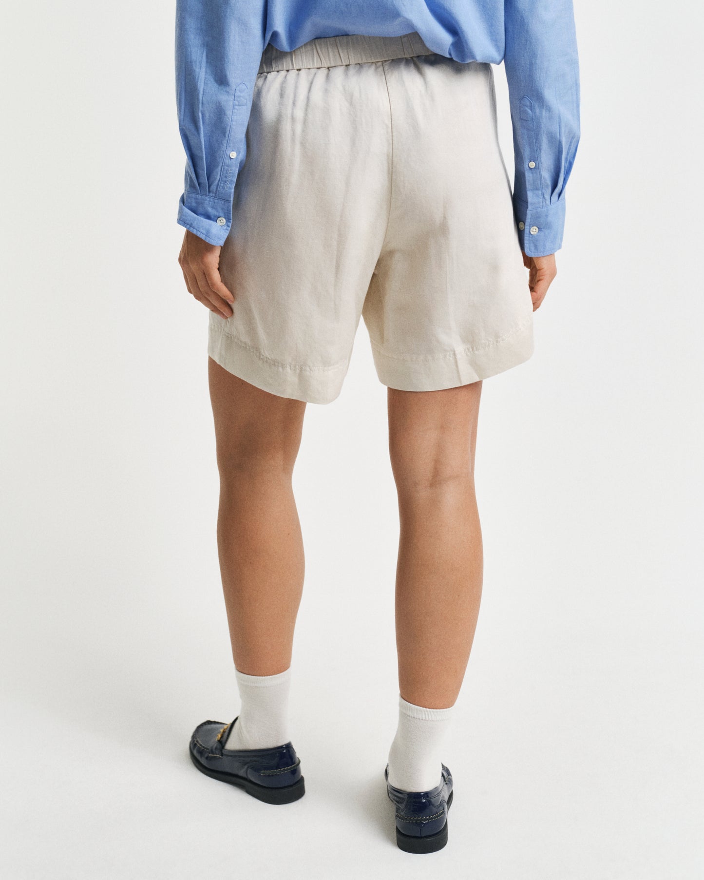 PUTTY, REL LINEN BLEND PULL ON SHORTS, BACK-VIEW BY GANT AU.