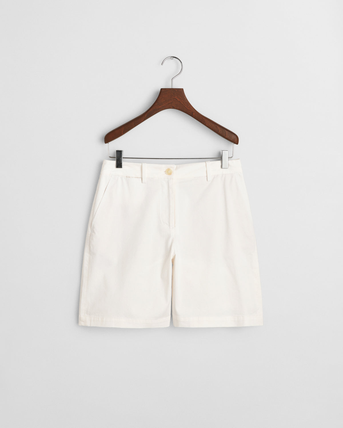 EGGSHELL, CHINO SHORTS, FLAT-LAY BY GANT AU.