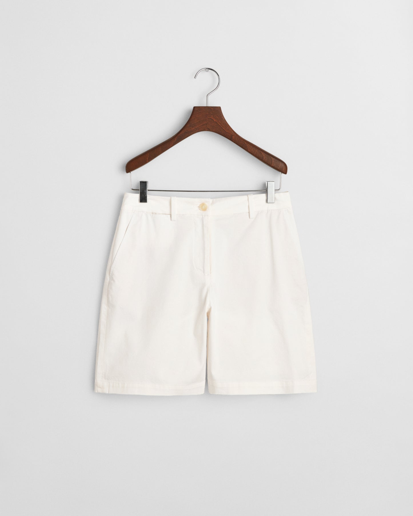 EGGSHELL, CHINO SHORTS, FLAT-LAY BY GANT AU.