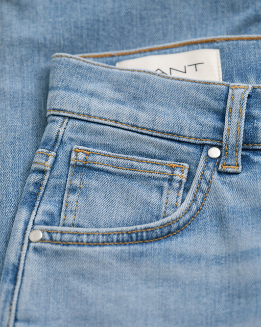 SEMI LIGHT BLUE, CROPPED SLIM STRETCH JEANS, CLOSE-UP BY GANT AU.