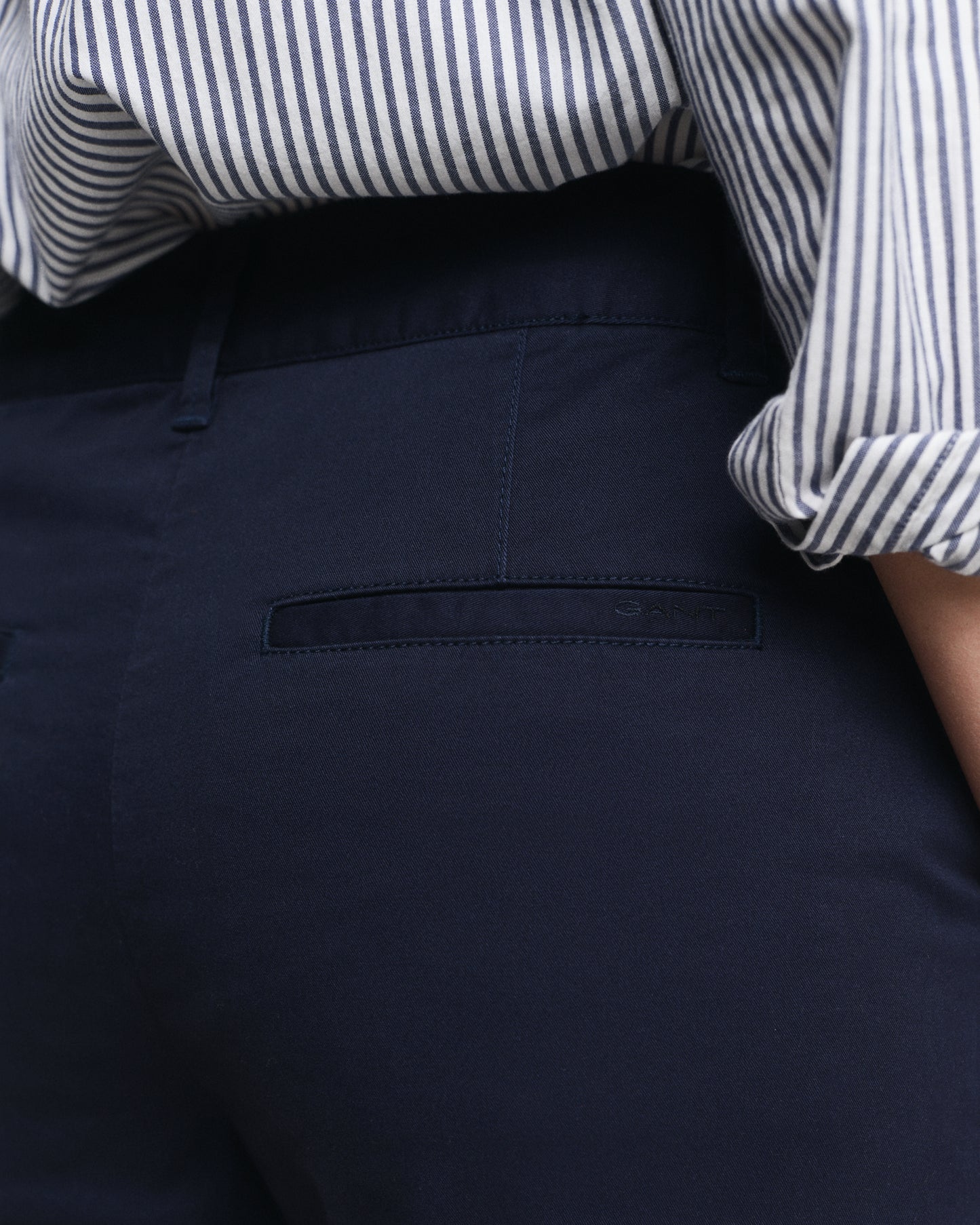 EVENING BLUE, SLIM CHINOS, CLOSE-UP BY GANT AU.
