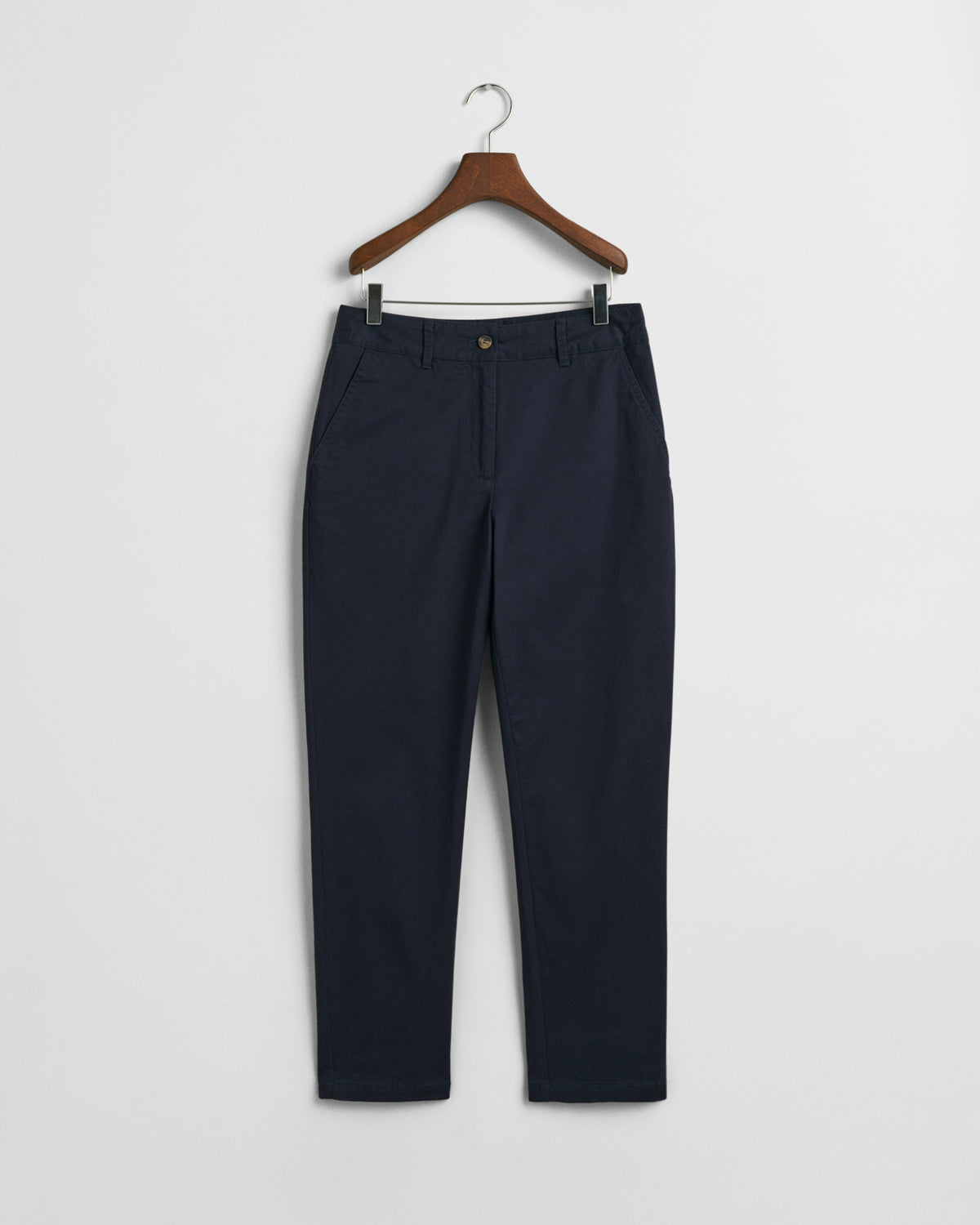 EVENING BLUE, SLIM CHINOS, FLAT-LAY BY GANT AU.