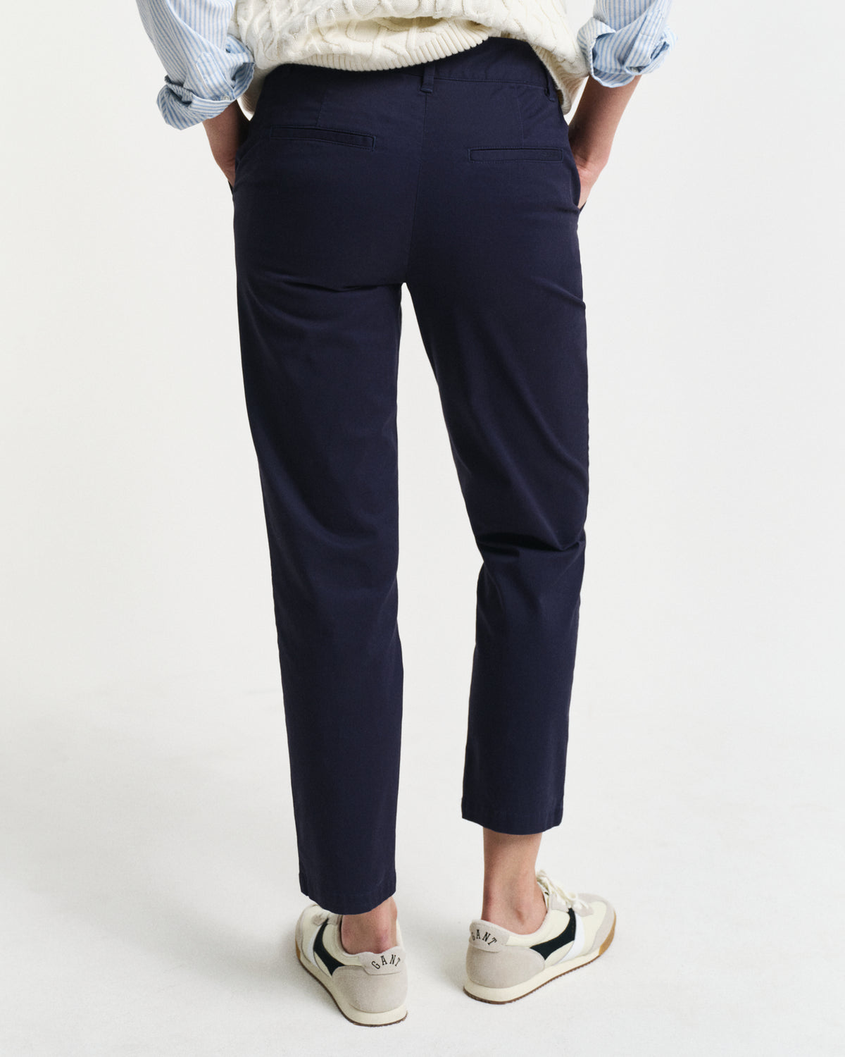 EVENING BLUE, SLIM CHINOS, BACK-VIEW BY GANT AU.
