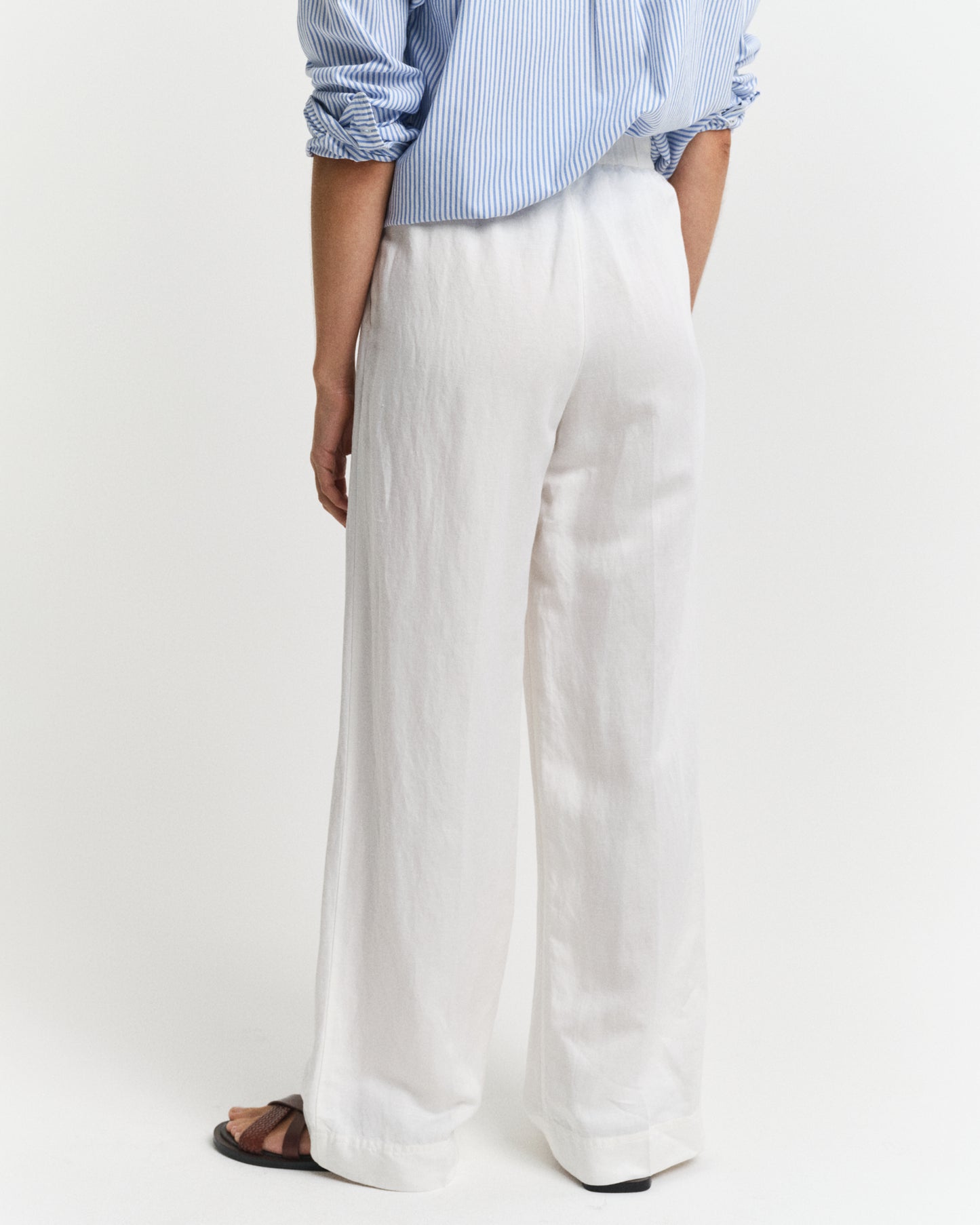EGGSHELL, LINEN BLEND PULL ON PANTS, BACK-VIEW BY GANT AU.