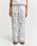 MODEL WEARING FLUID SAILING DRAWSTRING PANTS
