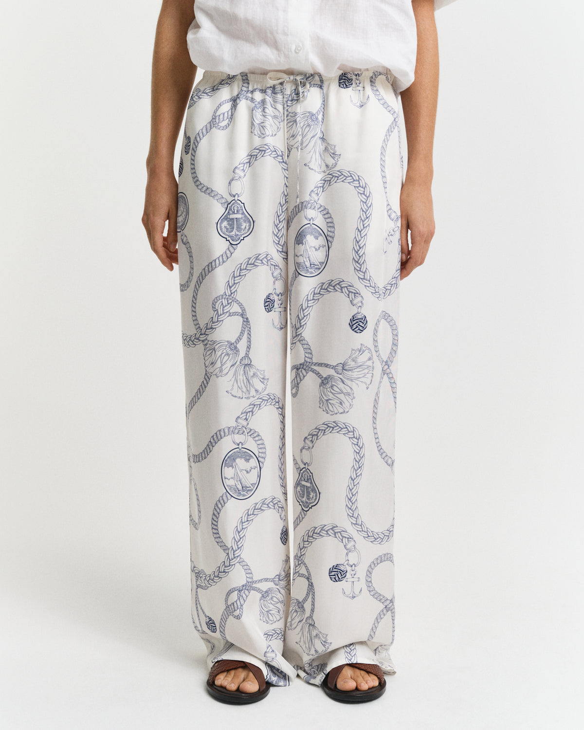 MODEL WEARING FLUID SAILING DRAWSTRING PANTS