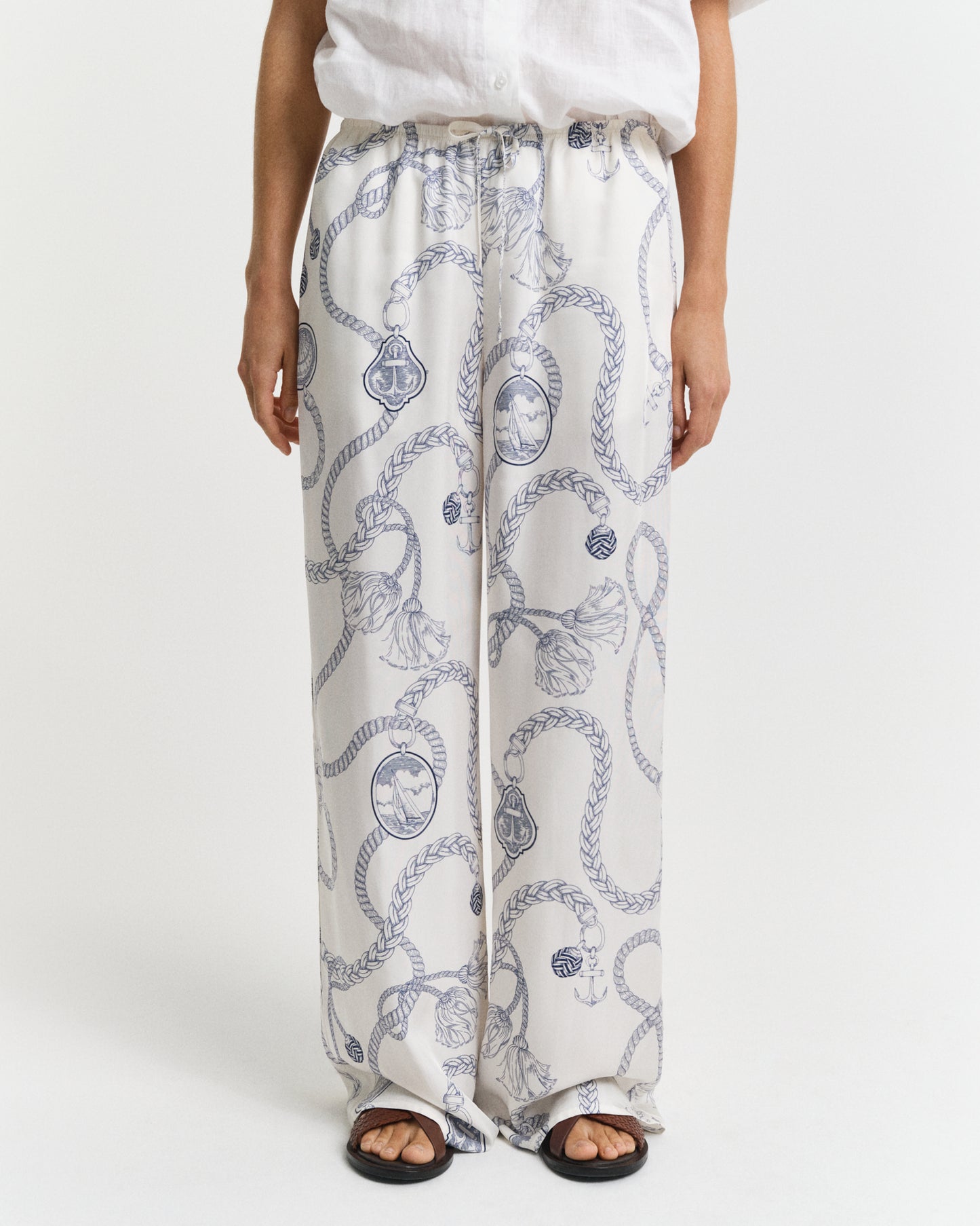 MODEL WEARING FLUID SAILING DRAWSTRING PANTS