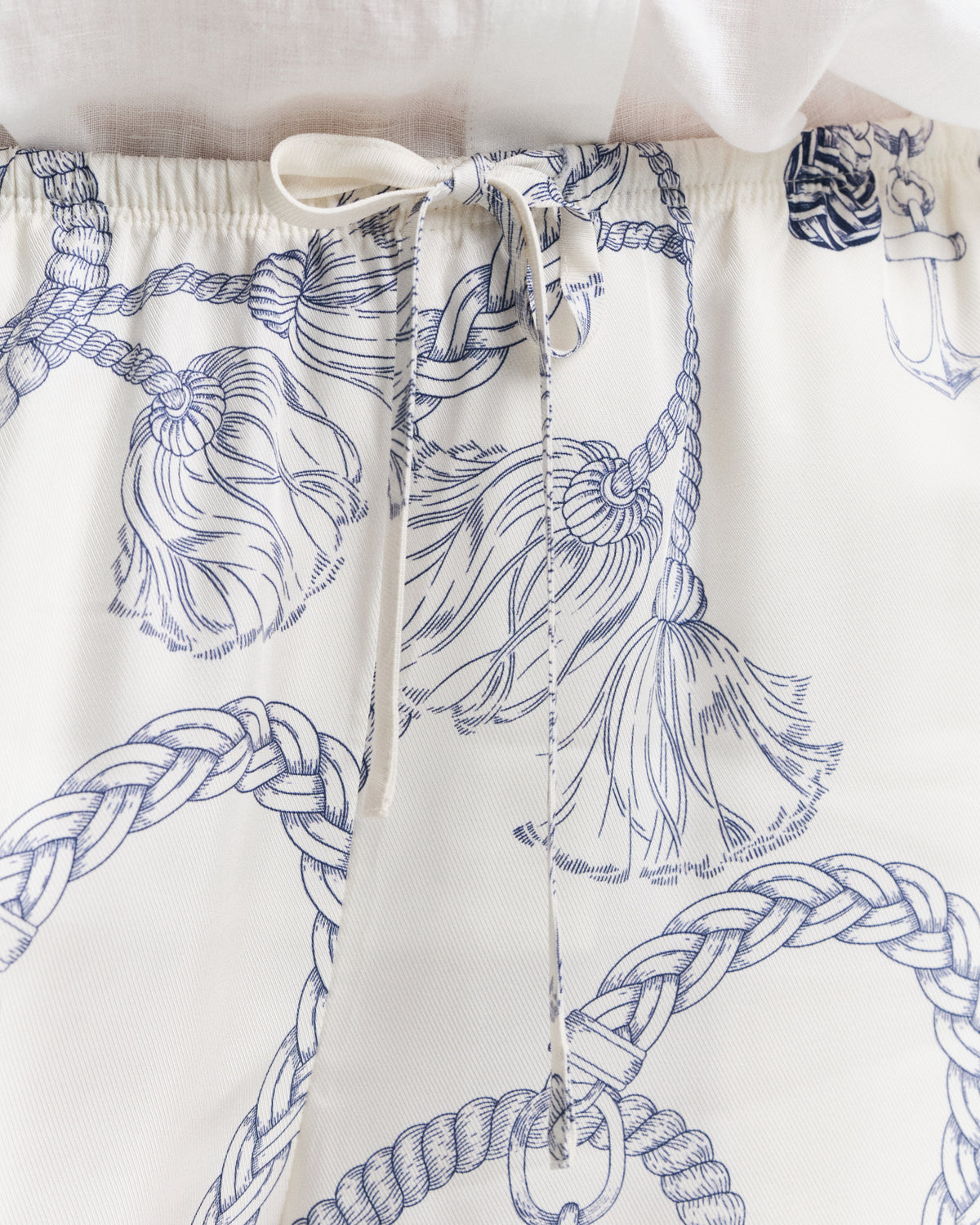 CREAM, FLUID SAILING DRAWSTRING PANTS, CLOSE-UP BY GANT AU.