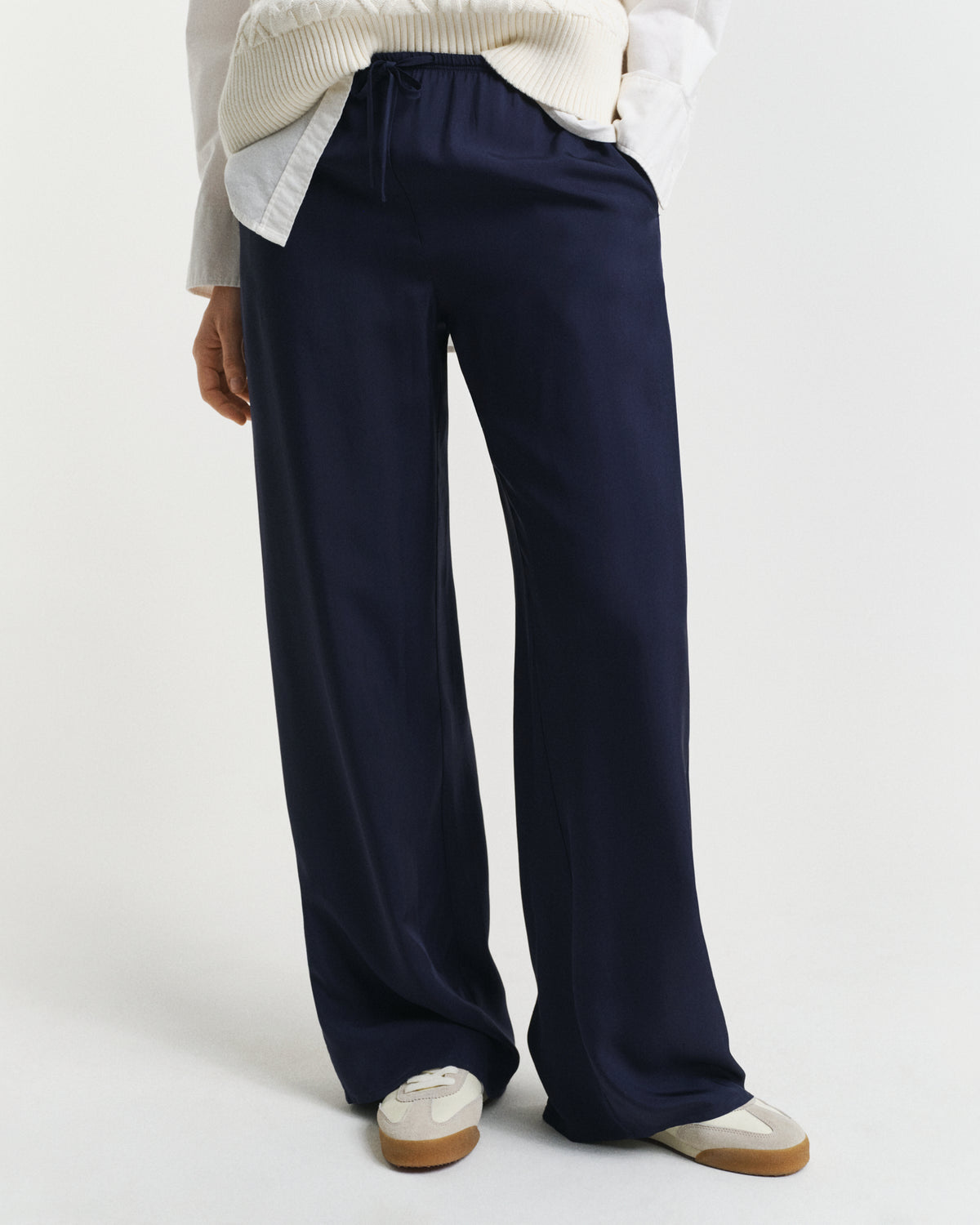 EVENING BLUE, FLUID DRAWSTRING PANTS, CLOSE-UP BY GANT AU.