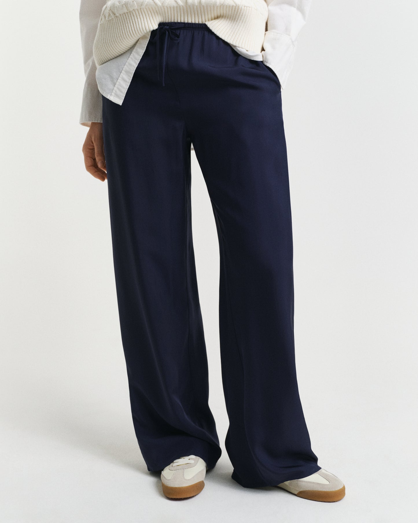 EVENING BLUE, FLUID DRAWSTRING PANTS, CLOSE-UP BY GANT AU.