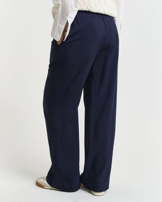 EVENING BLUE, FLUID DRAWSTRING PANTS, BACK-VIEW BY GANT AU.