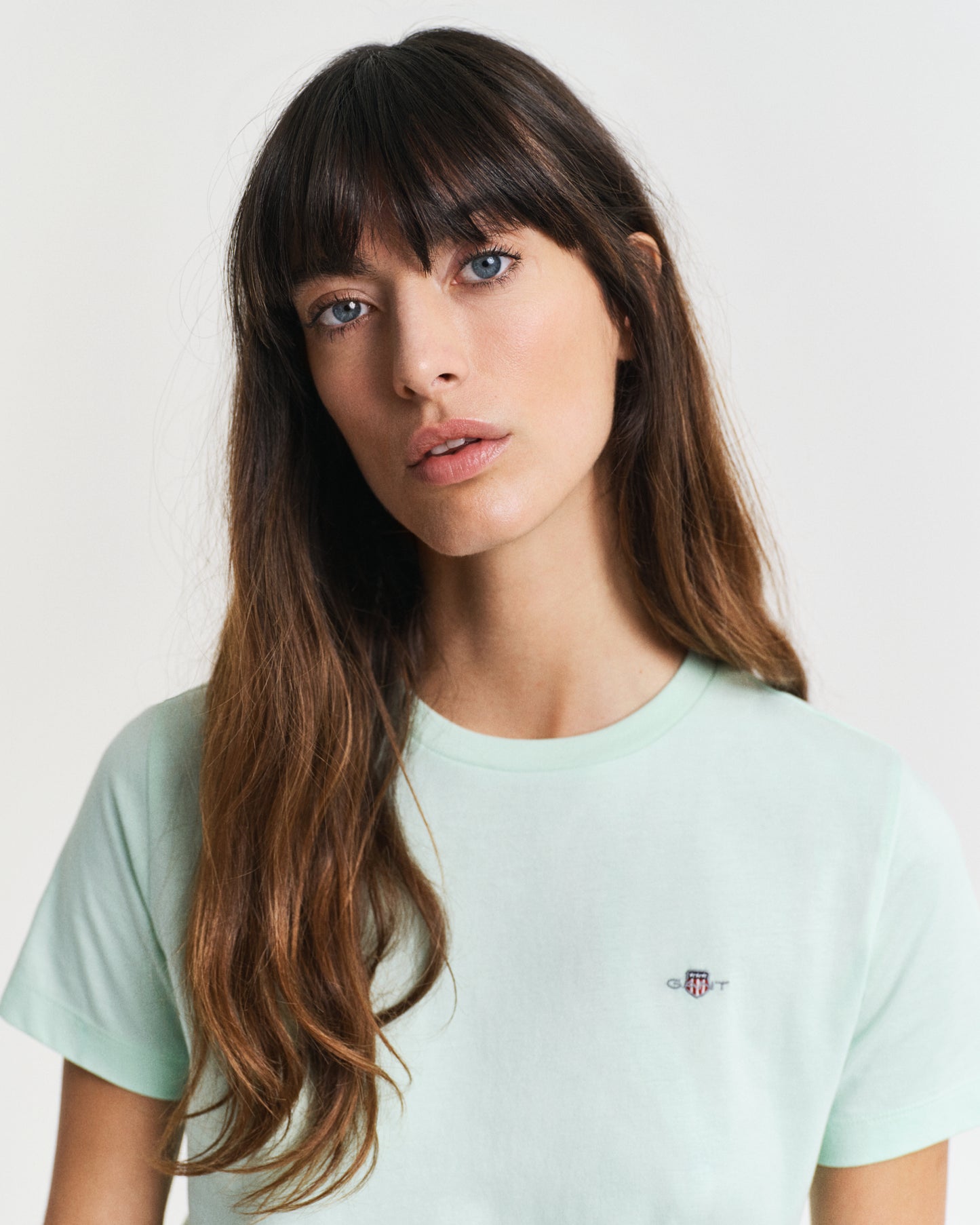 FADED MINT, REG SHIELD SS T-SHIRT, CLOSE-UP BY GANT AU.