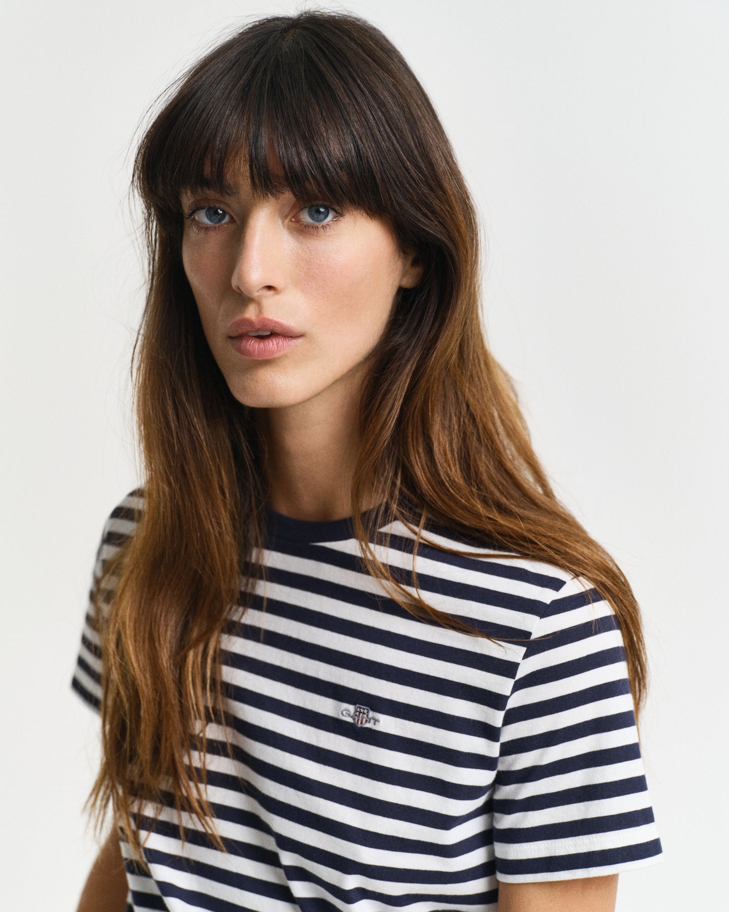 EVENING BLUE, REG STRIPED SHIELD SS T-SHIRT, CLOSE-UP BY GANT AU.