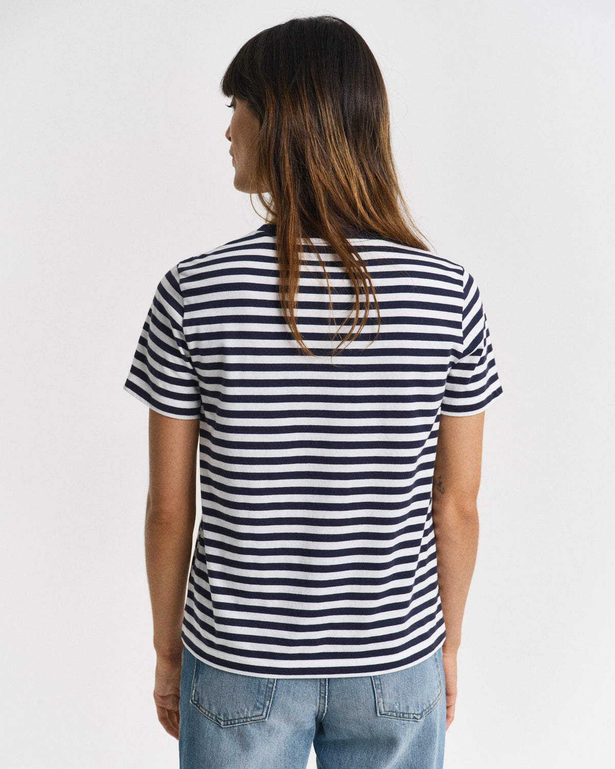 EVENING BLUE, REG STRIPED SHIELD SS T-SHIRT, BACK-VIEW BY GANT AU.