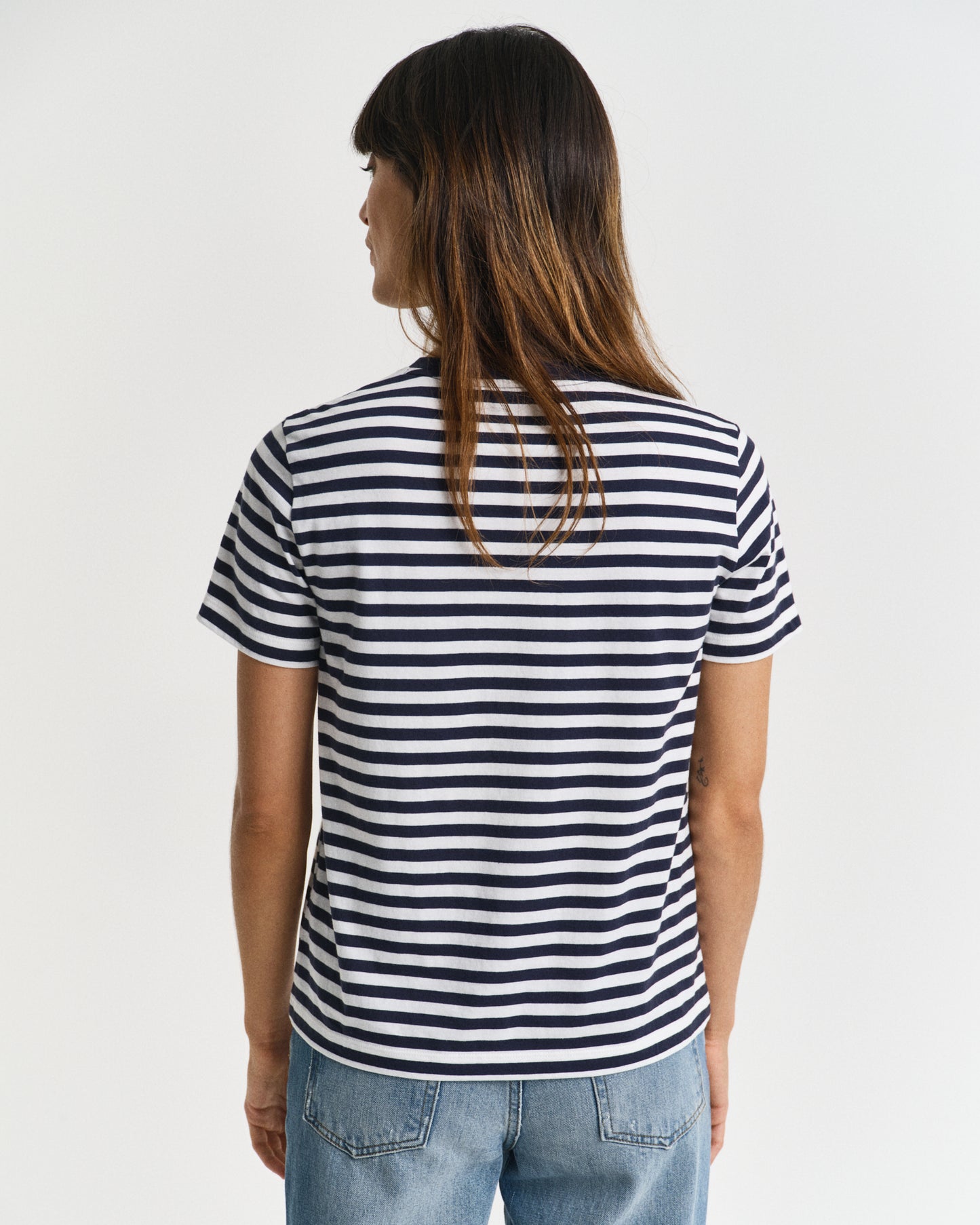 EVENING BLUE, REG STRIPED SHIELD SS T-SHIRT, BACK-VIEW BY GANT AU.