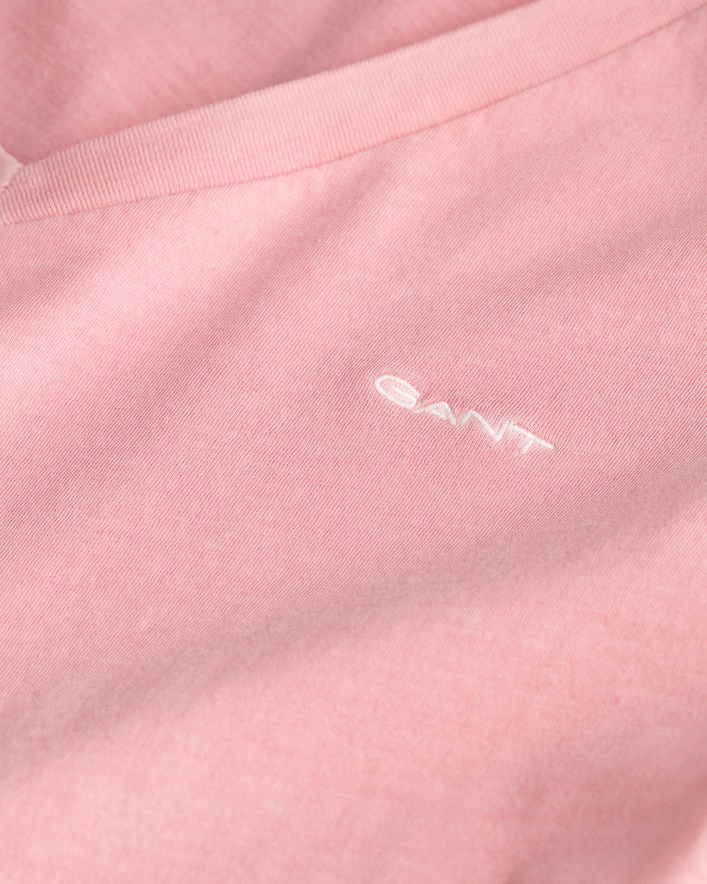 GERANIUM PINK, REG SUNFADED SS V-NECK T-SHIRT, CLOSE-UP BY GANT AU.