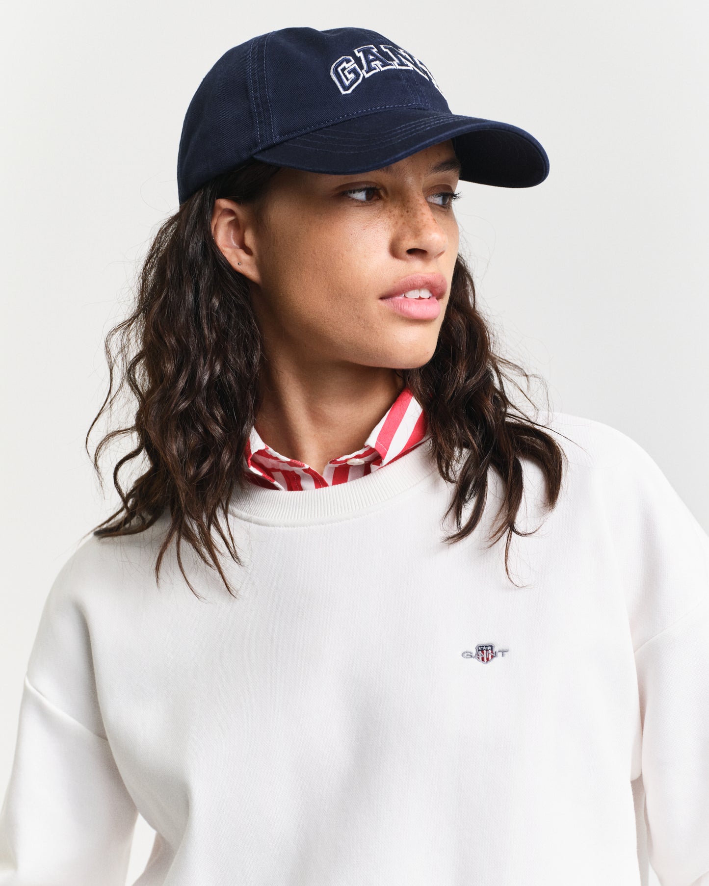 EGGSHELL, SHIELD C-NECK SWEAT, CLOSE-UP BY GANT AU.