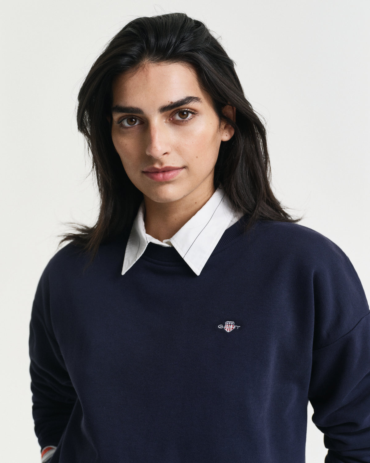 EVENING BLUE, SHIELD C-NECK SWEAT, CLOSE-UP BY GANT AU.