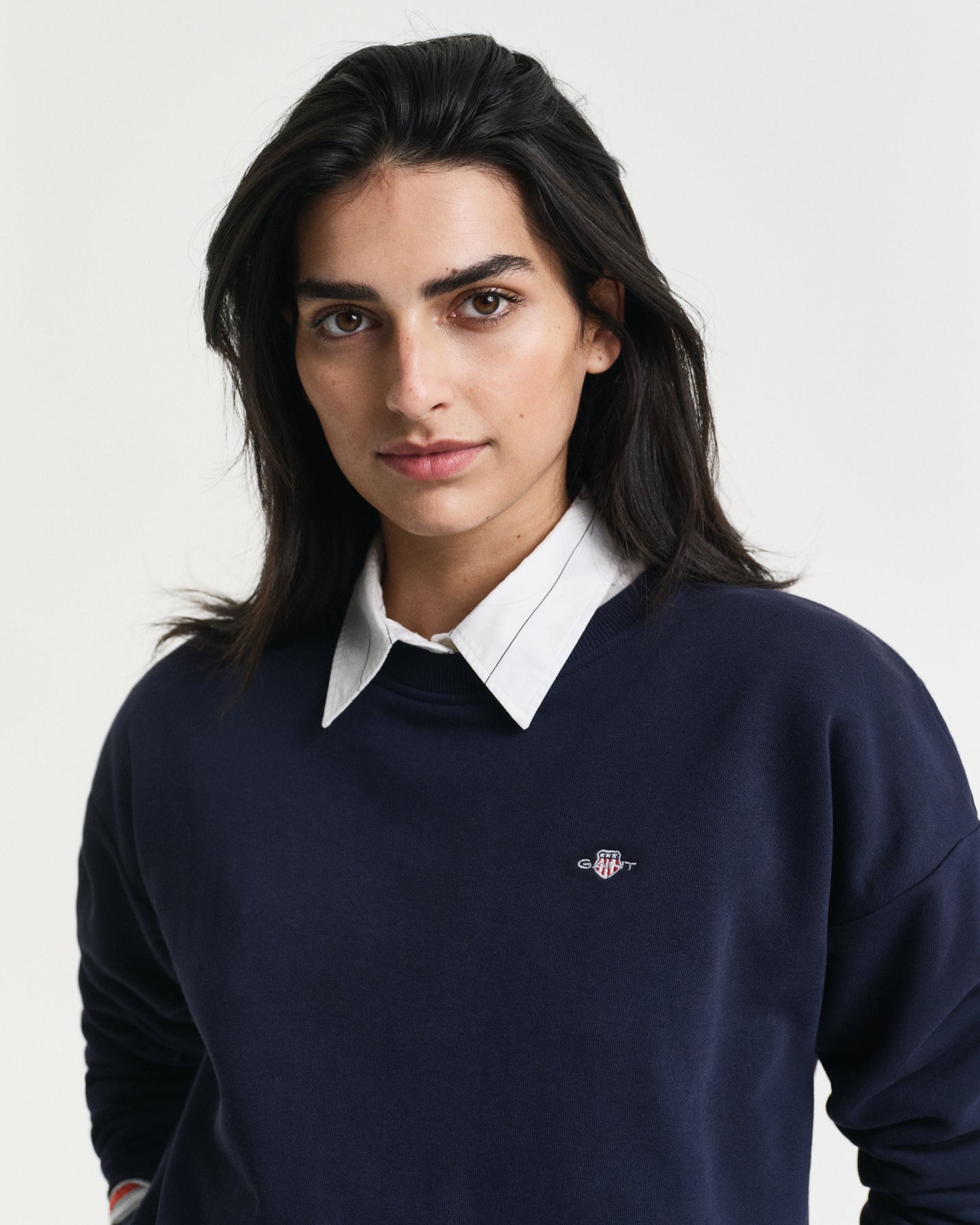 EVENING BLUE, SHIELD C-NECK SWEAT, CLOSE-UP BY GANT AU.