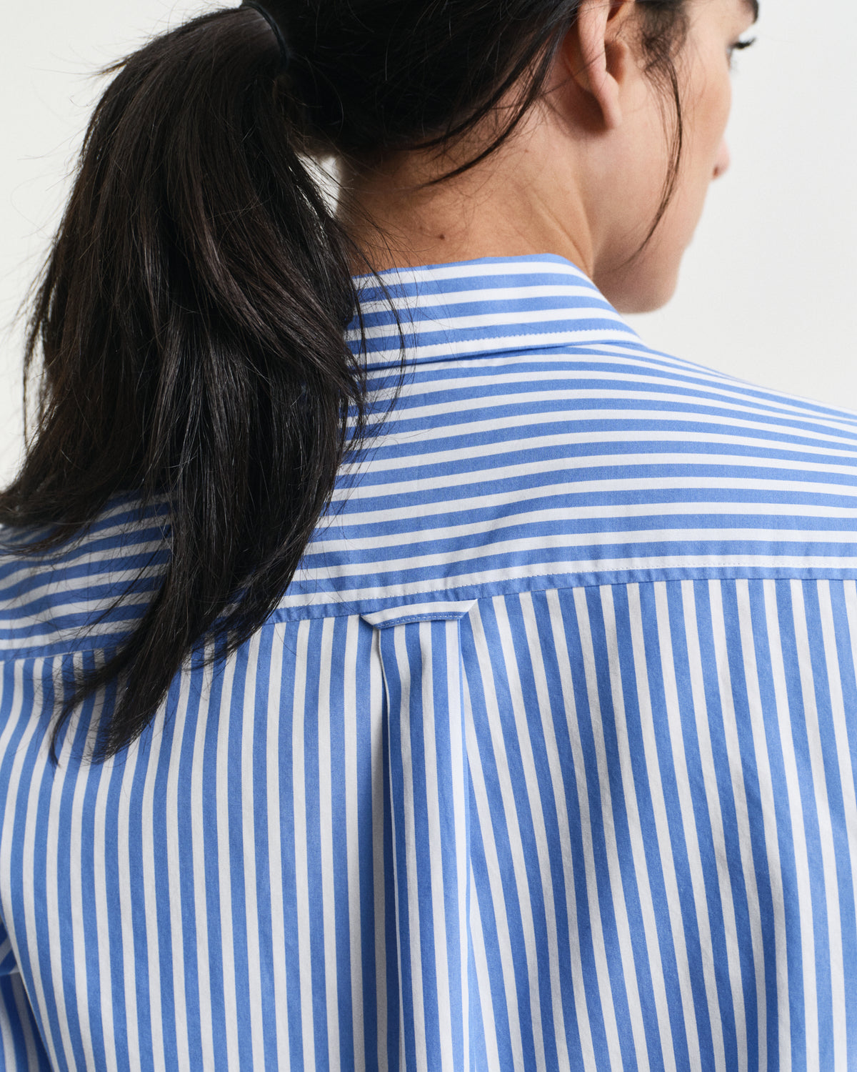 PERFECT BLUE, REG CLASSIC POPLIN STRIPED SHIRT, CLOSE-UP BY GANT AU.
