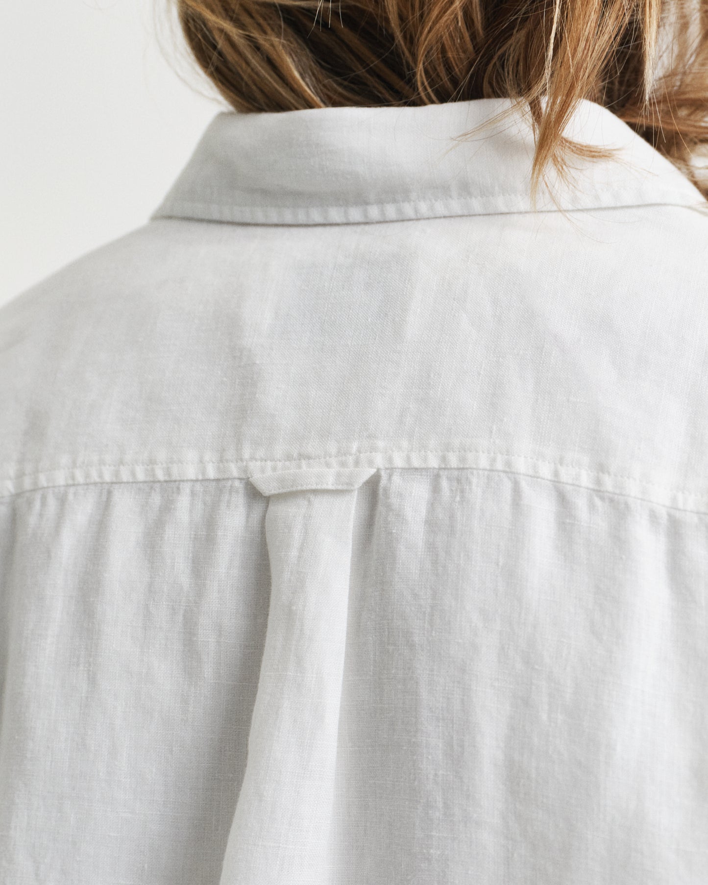 WHITE, REG LINEN SHIRT, CLOSE-UP BY GANT AU.