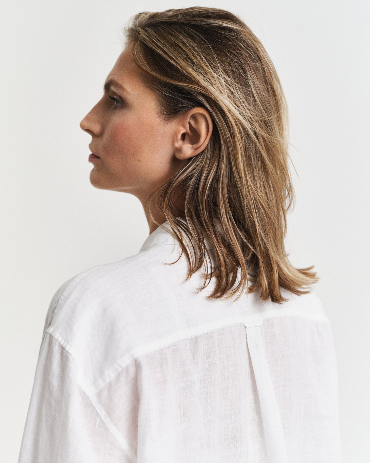 MODEL WEARING REL LINEN SHIRT