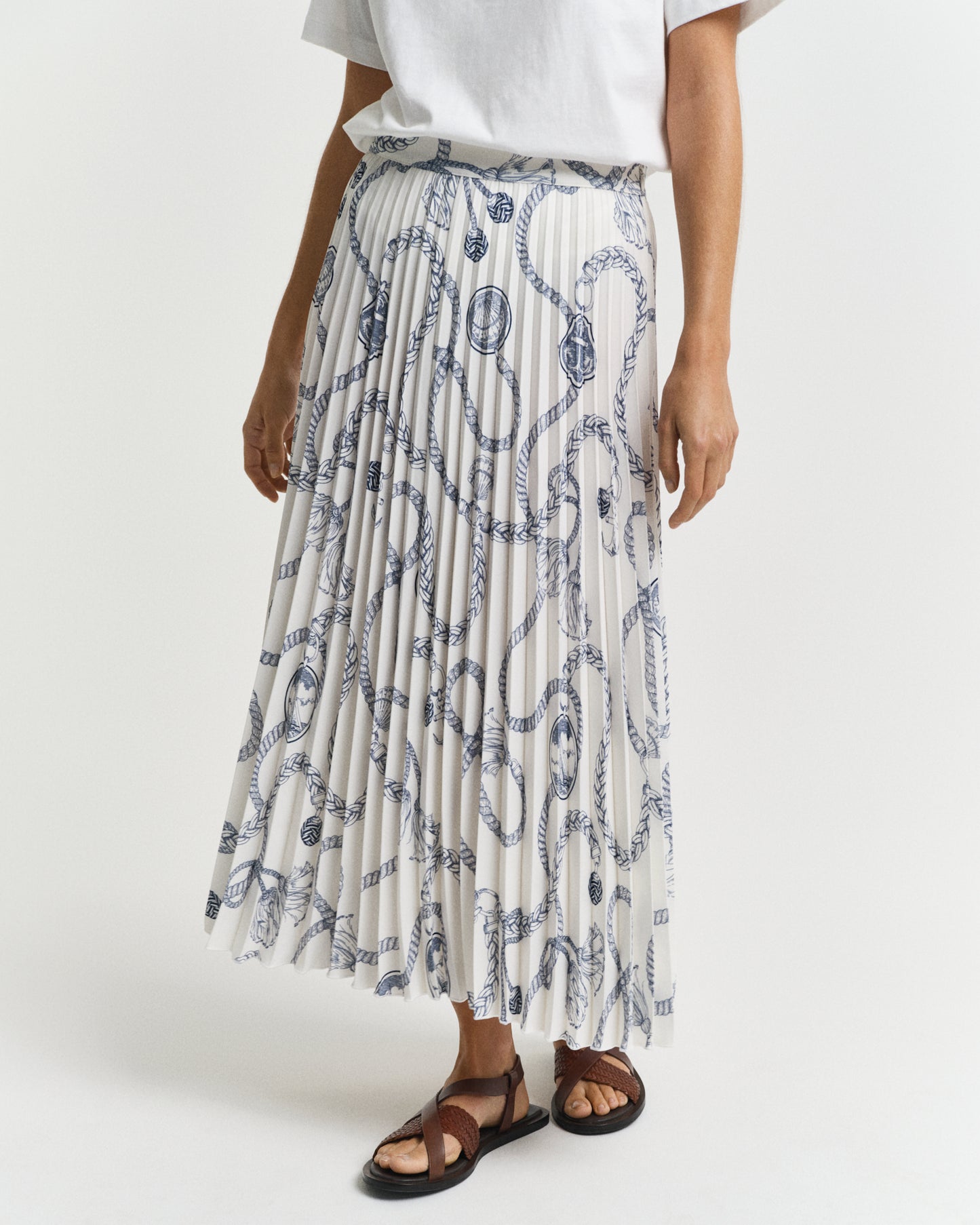 MODEL WEARING SAILING PRINT PLEATED SKIRT
