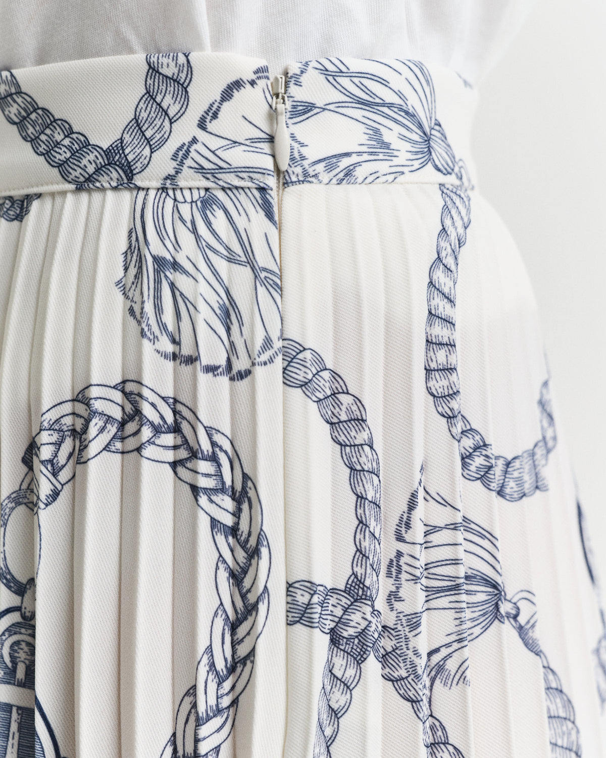 CREAM, SAILING PRINT PLEATED SKIRT, CLOSE-UP BY GANT AU.