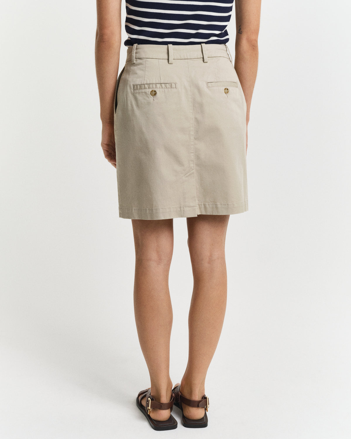 DRY SAND, CHINO SKIRT, BACK-VIEW BY GANT AU.