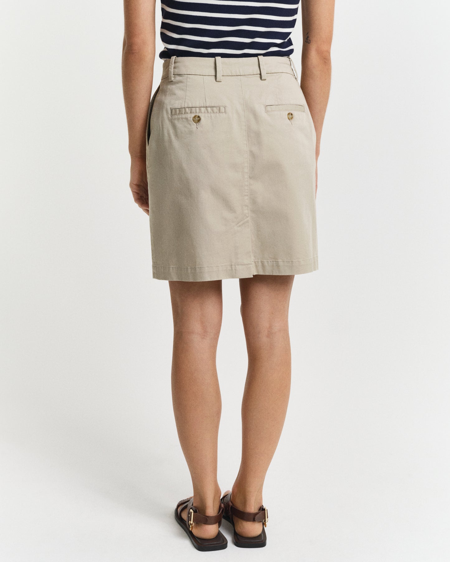 DRY SAND, CHINO SKIRT, BACK-VIEW BY GANT AU.