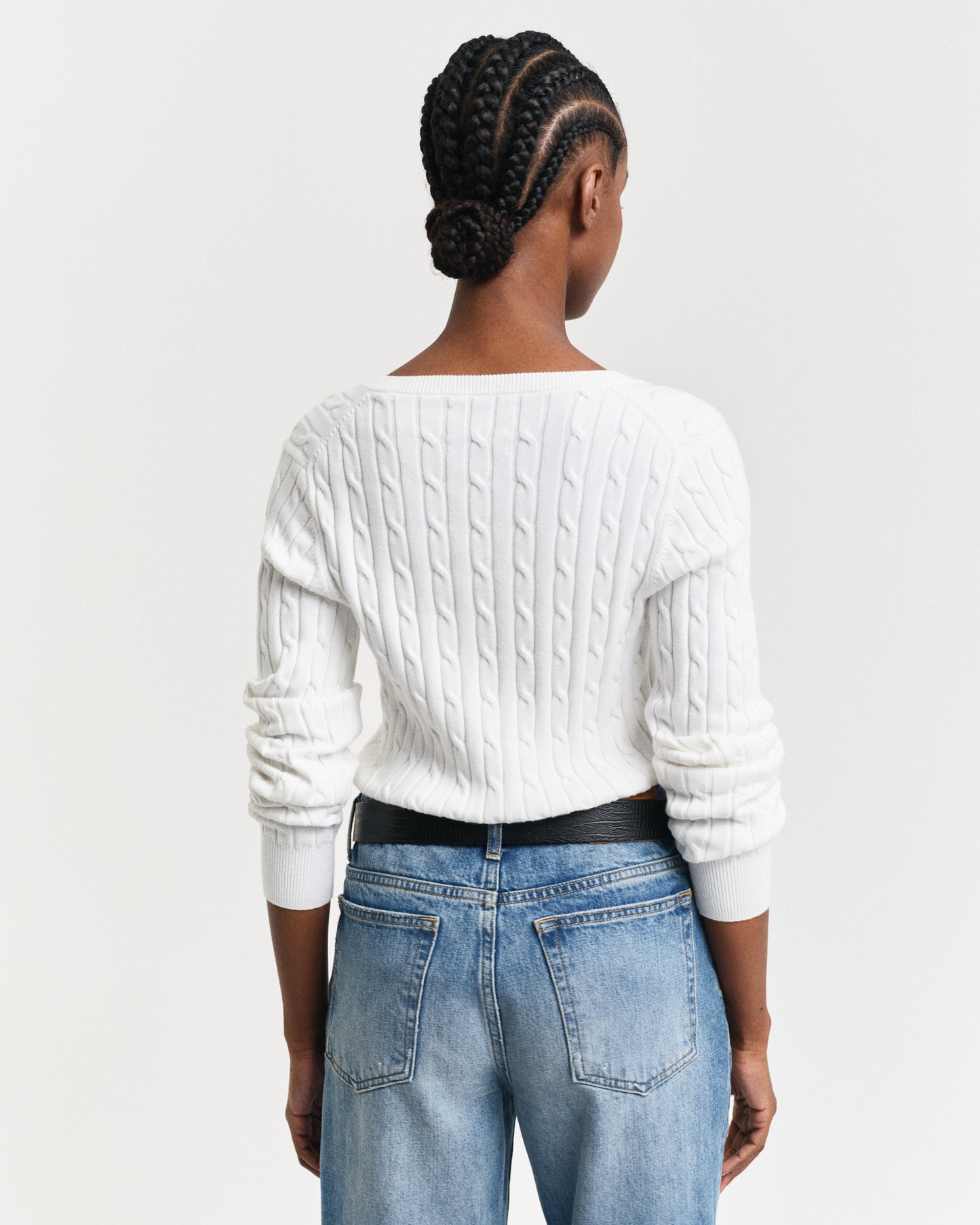EGGSHELL, STRETCH COTTON CABLE V-NECK, BACK-VIEW BY GANT AU.