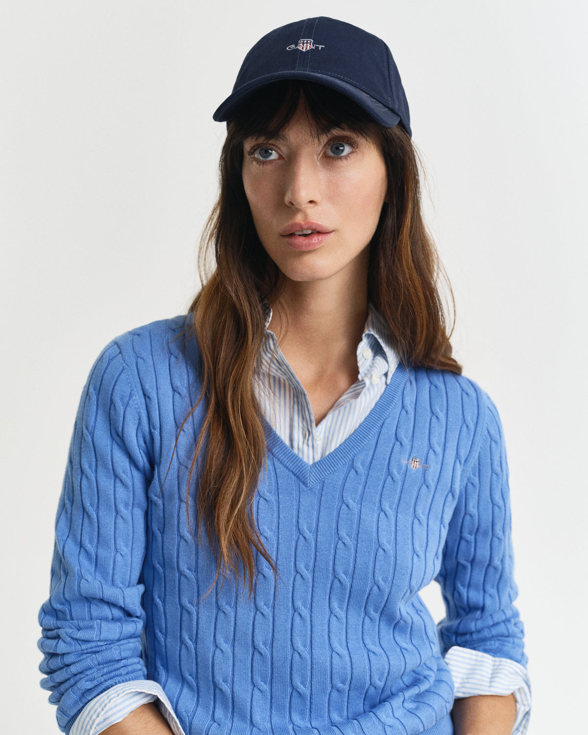 PERFECT BLUE, STRETCH COTTON CABLE V-NECK, CLOSE-UP BY GANT AU.