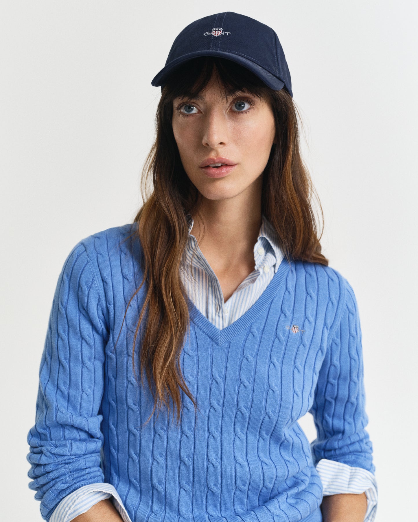 PERFECT BLUE, STRETCH COTTON CABLE V-NECK, CLOSE-UP BY GANT AU.